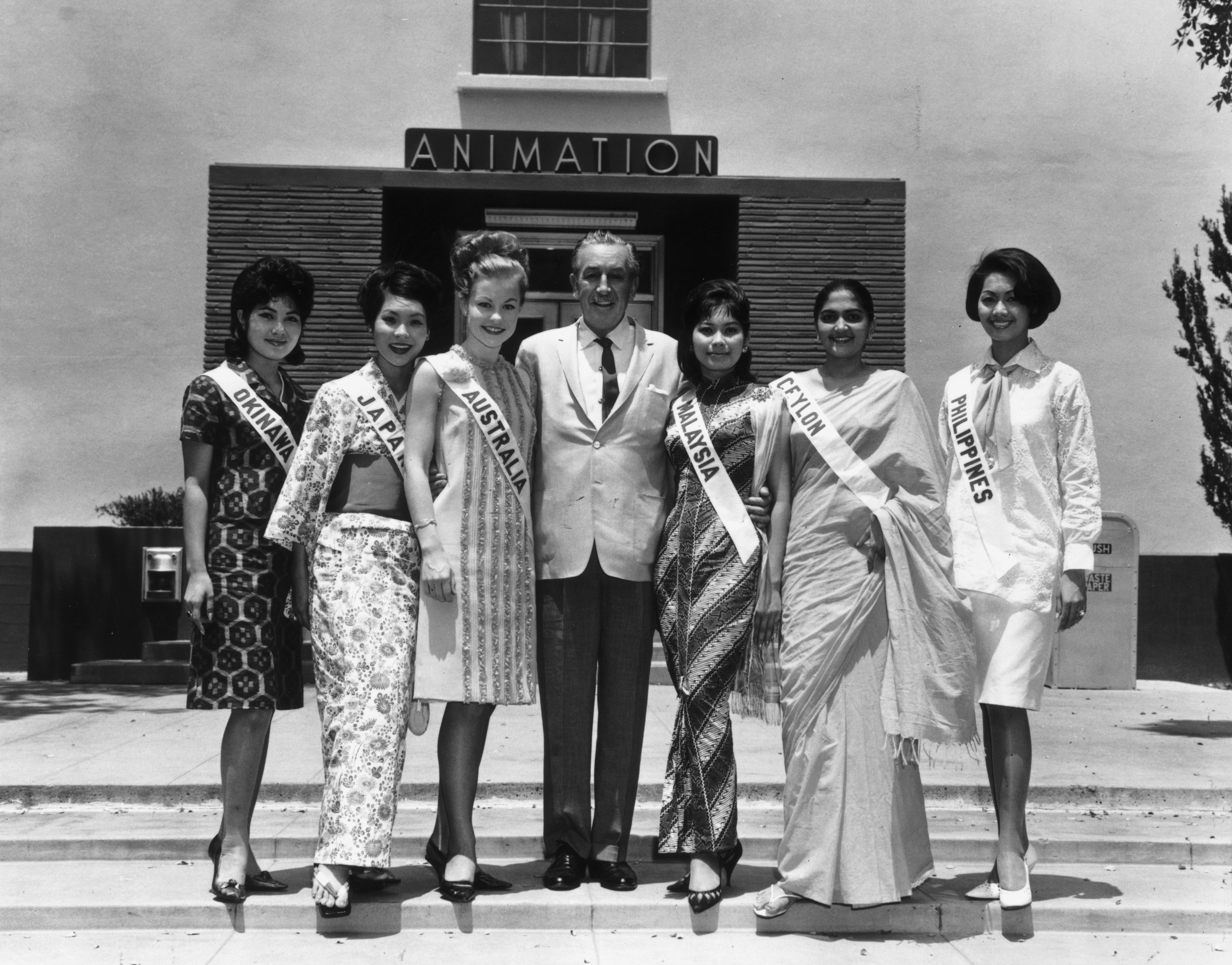 Walt Disney y las concursantes de Miss Universo 1964 en Hollywood, EEUU. | Foto: Getty Images