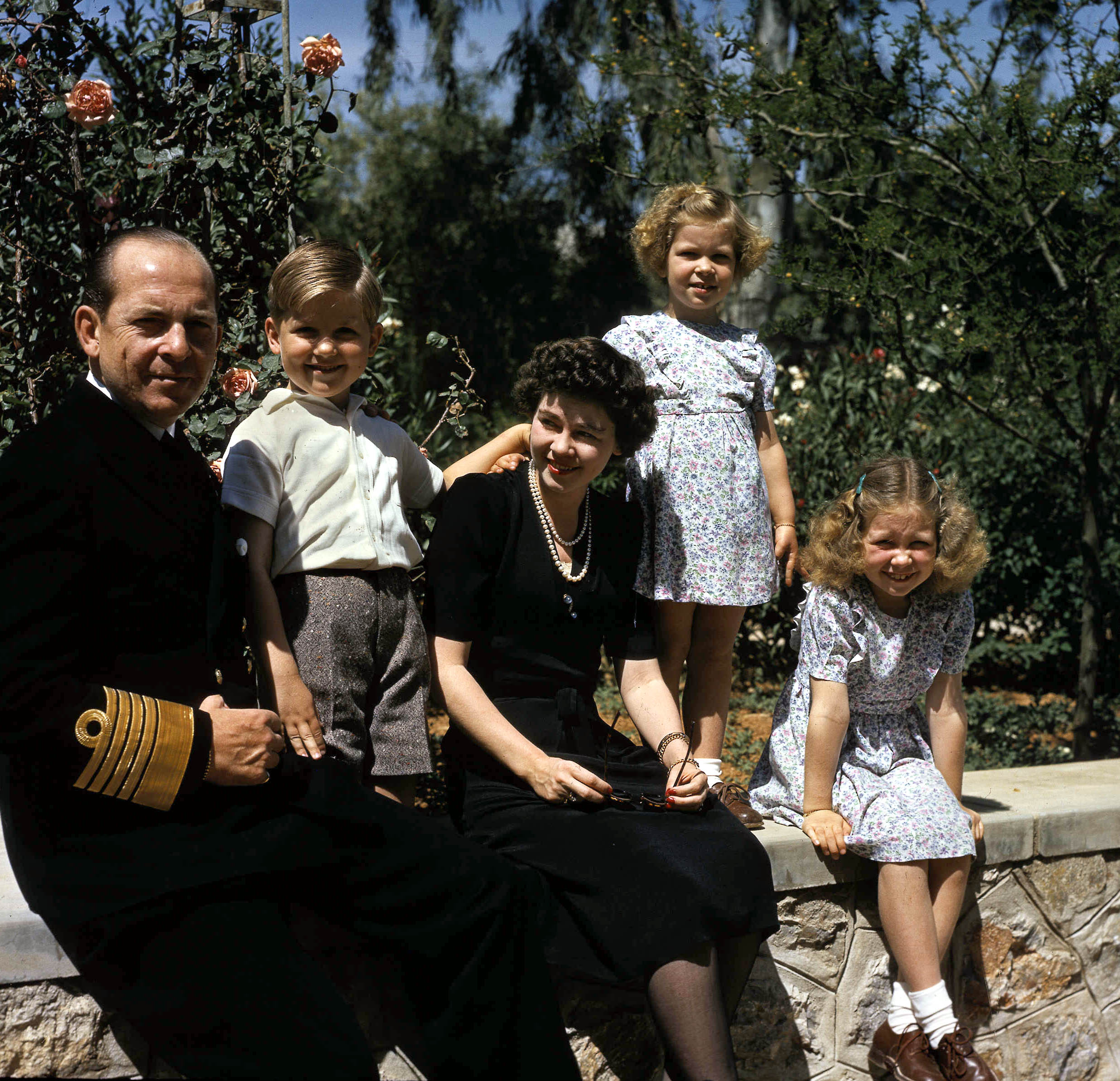 El rey Paul y Federica de Grecia con sus tres hijos, el príncipe heredero Constantino de 6 años, la princesa Sofía de 8 años y la princesa Irene de 4 años en su casa de Pyschiko, 1947