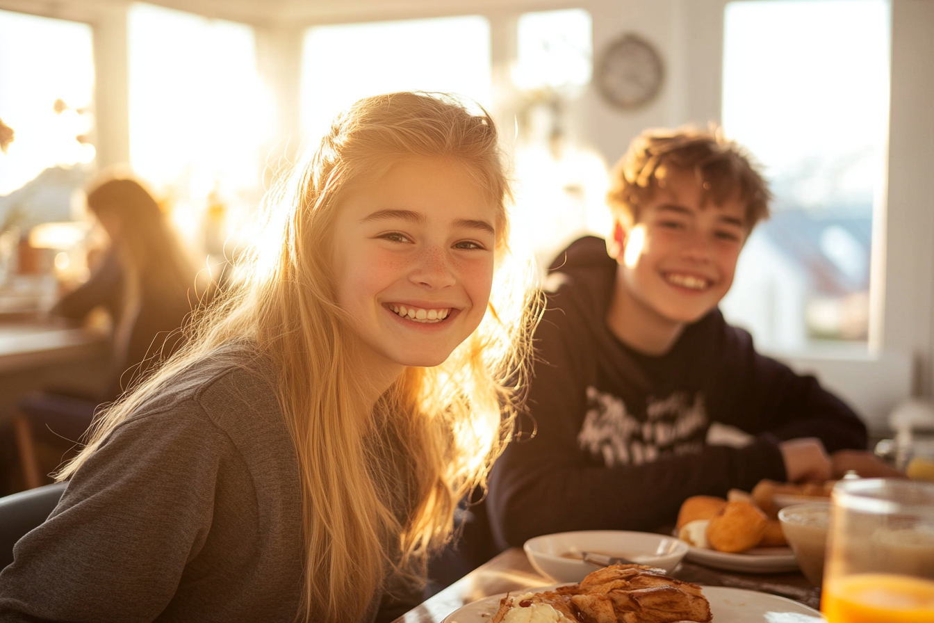 Adolescentes sentados a la mesa de la cocina | Fuente: Midjourney