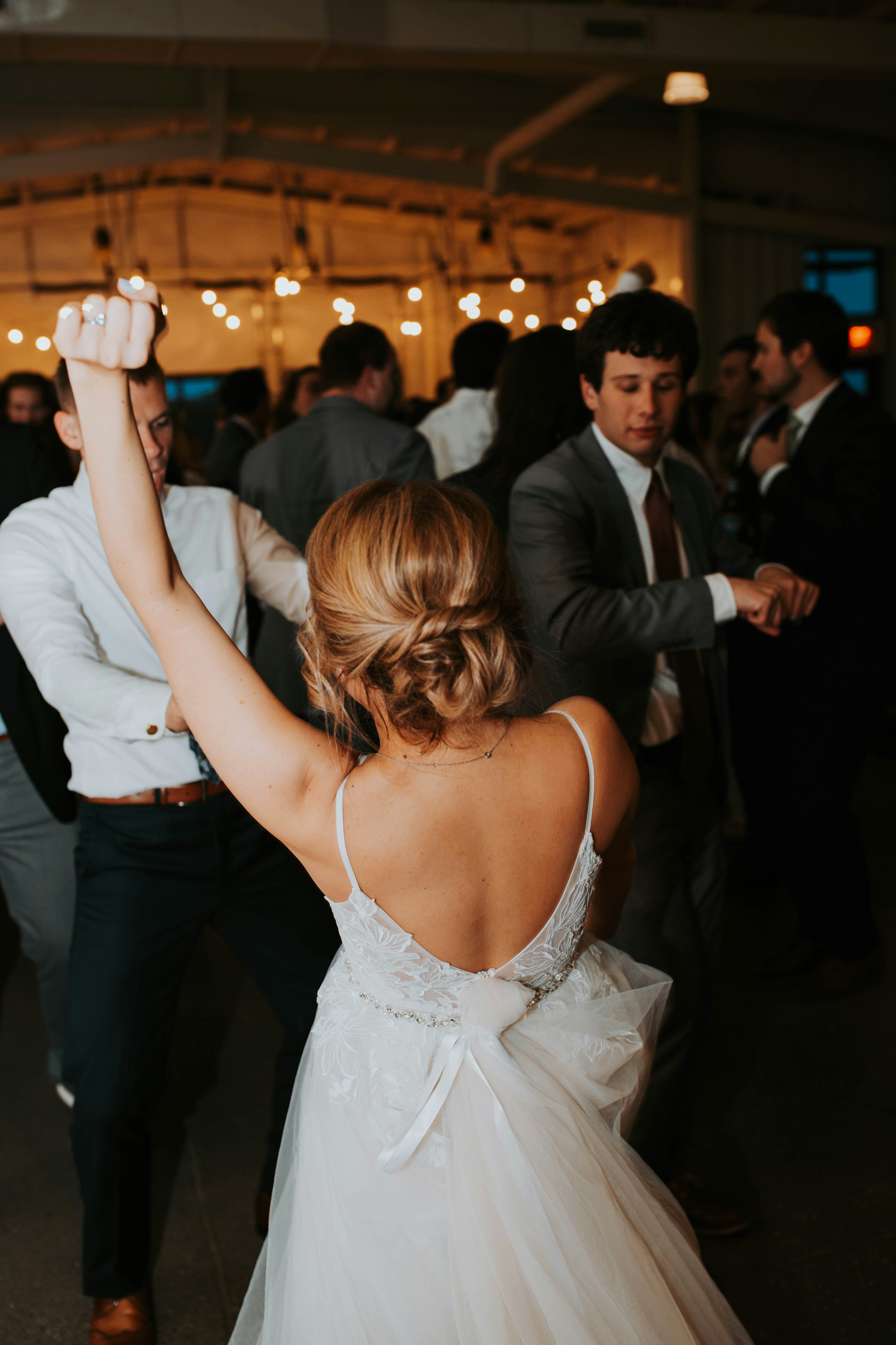 Una coppia che balla a un matrimonio | Fonte: Unsplash
