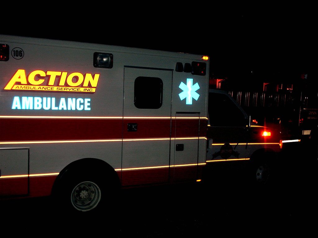 Ambulancia recorriendo las calles de noche. | Imagen: Flickr