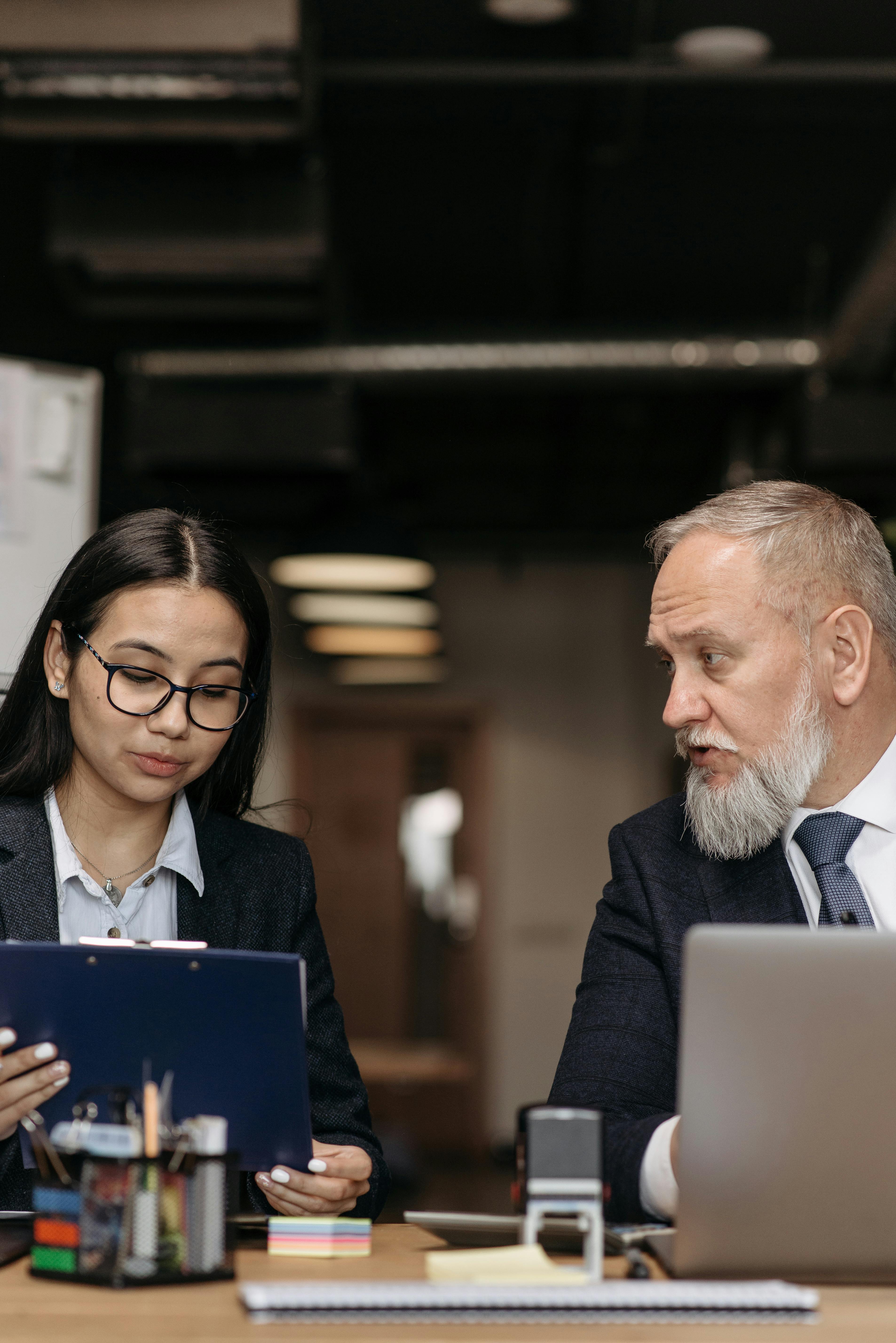 Una joven hablando con su jefe | Fuente: Pexels