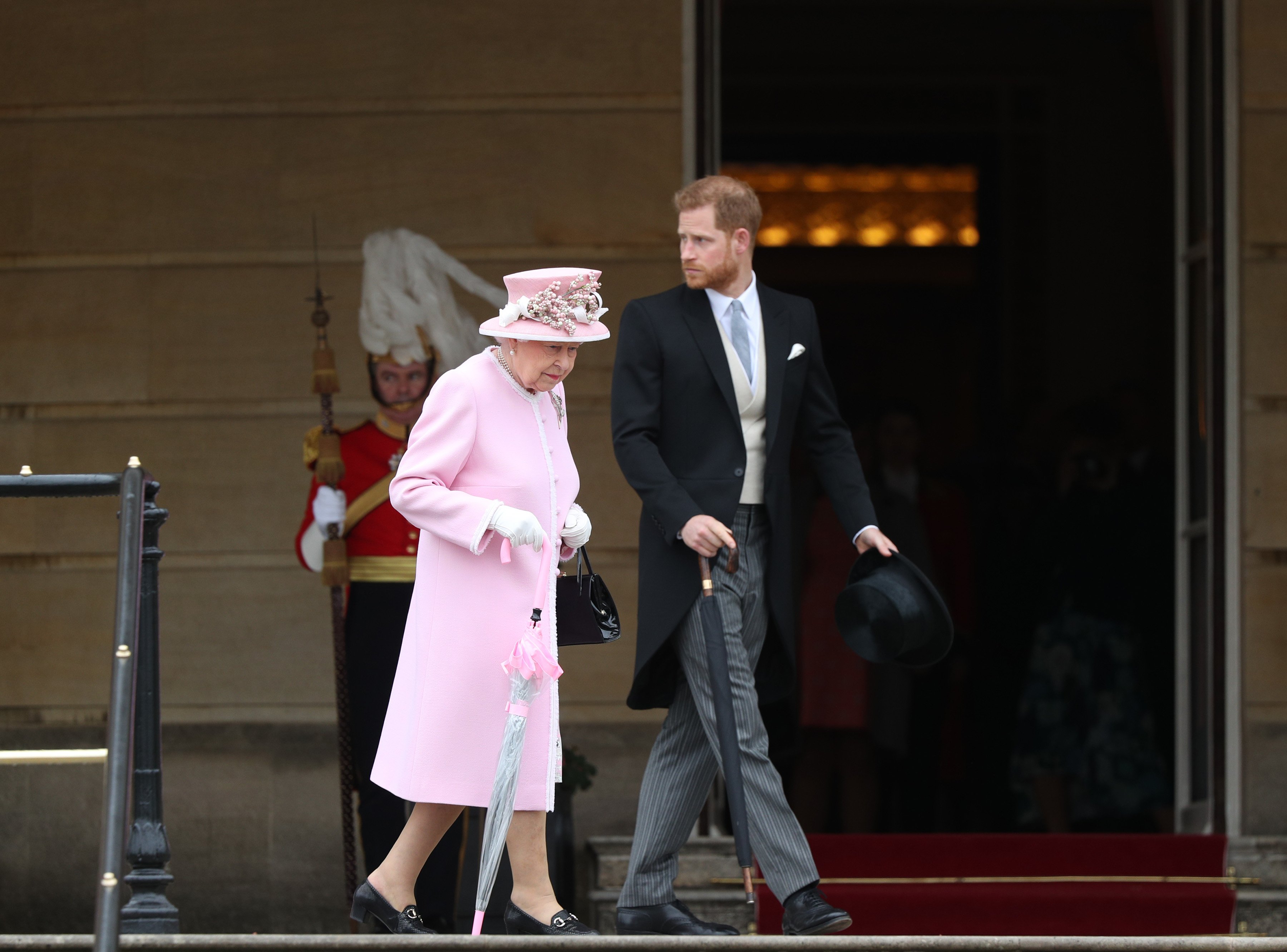La reina Elizabeth II y el príncipe Harry, duque de Sussex, en la Royal Garden Party en el palacio de Buckingham, el 29 de mayo de 2019 en Londres, Inglaterra. | Foto: Getty Images