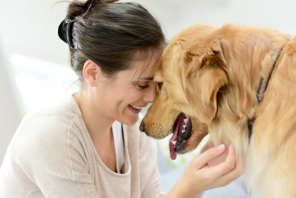 Retrato de una mujer con su perro. | Foto: Shutterstock