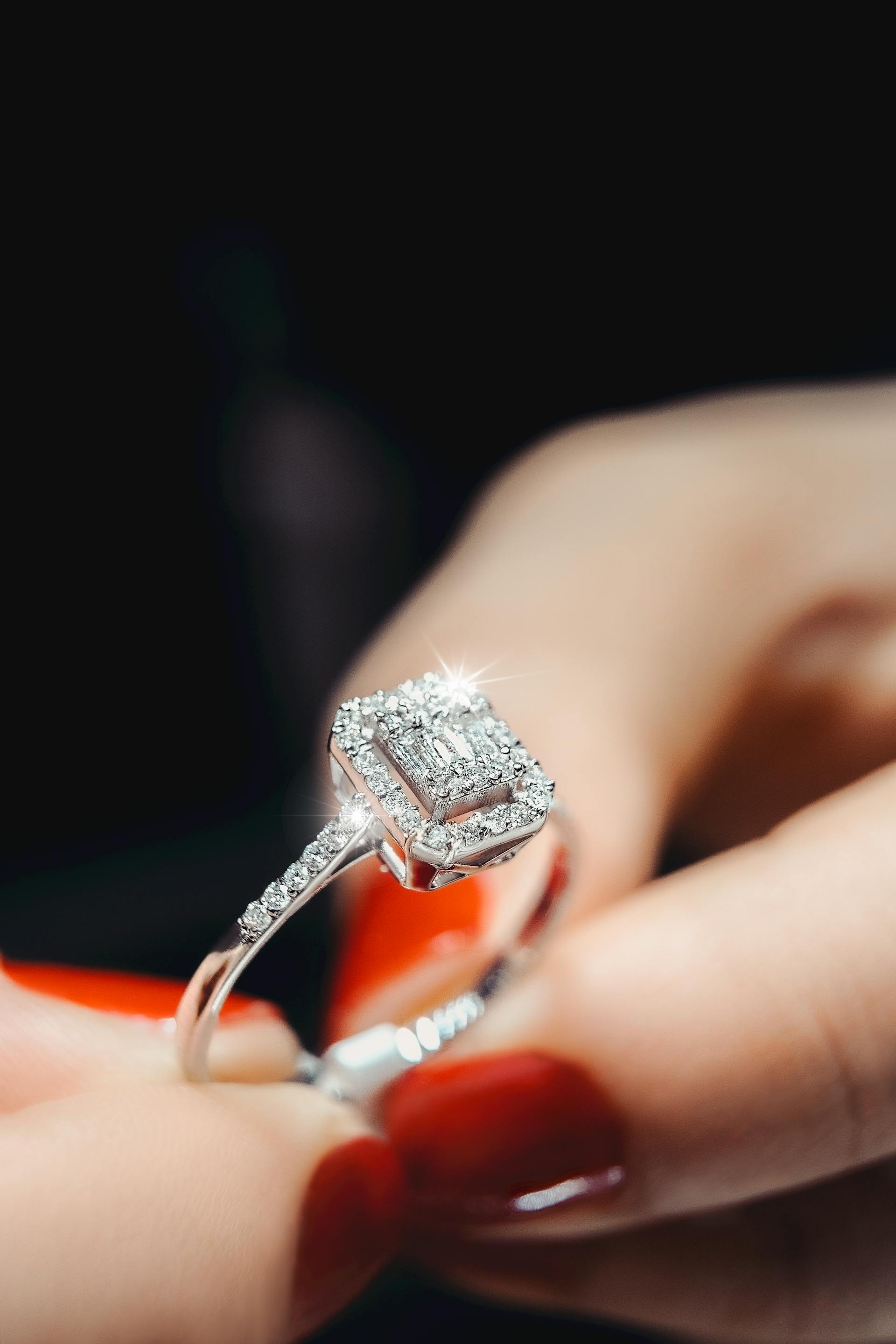 Una mujer con un anillo de diamantes | Foto: Pexels