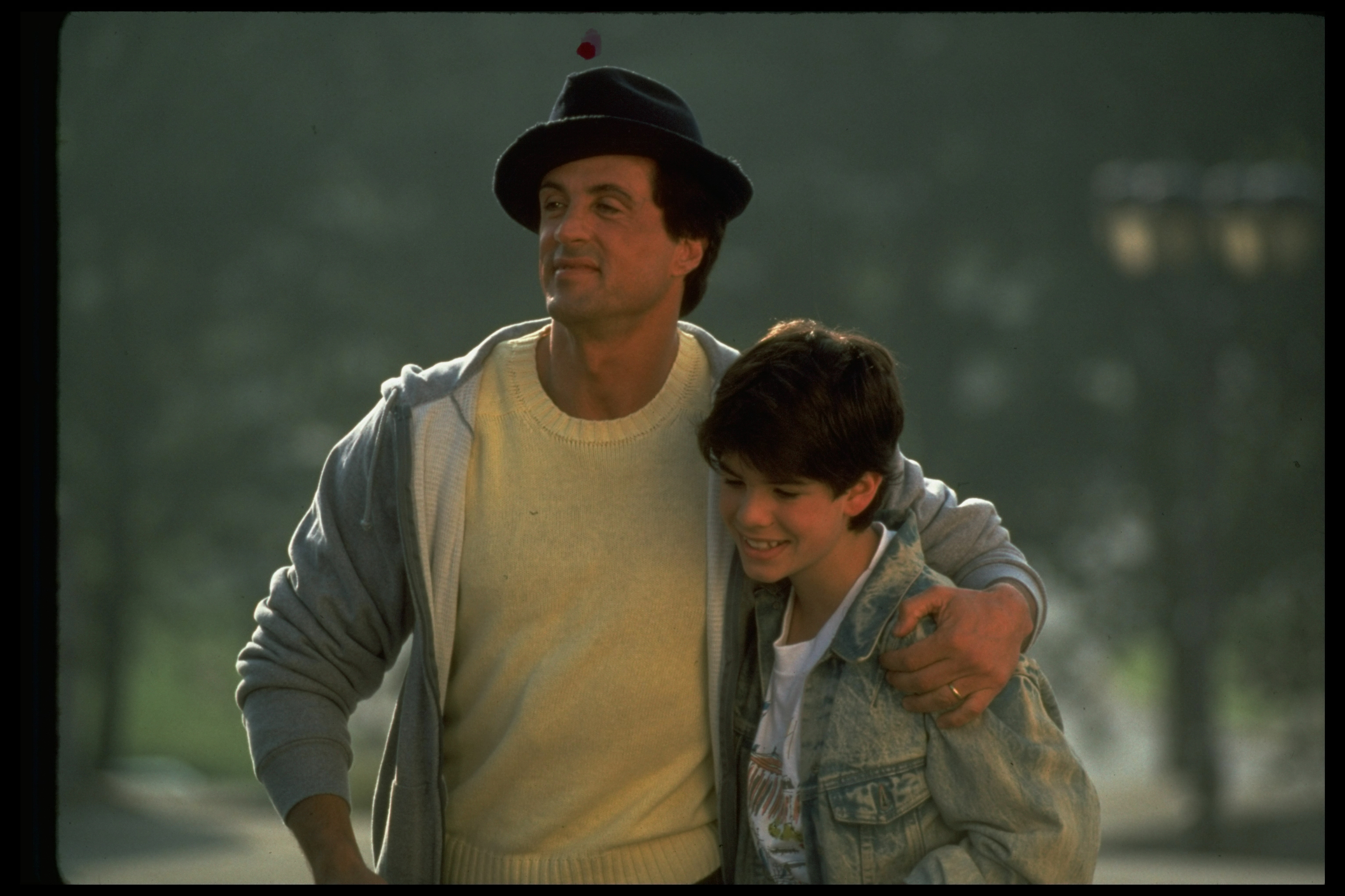 El niño y su padre en el rodaje de la película de MGM/UA "Rocky V" en 1990. | Foto: Getty Images