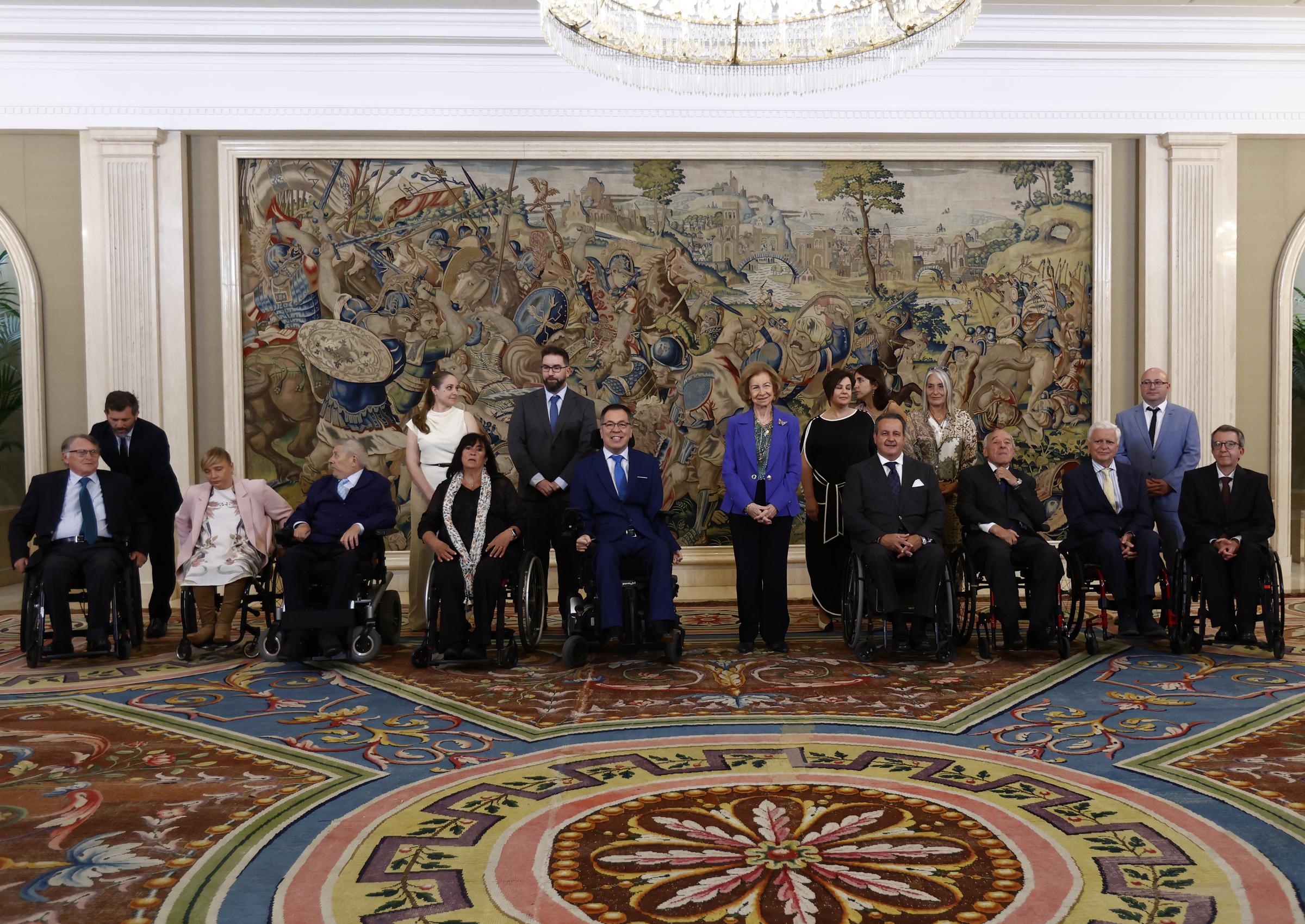 La reina Sofía durante la audiencia con representantes de la Fundación del Lesionado Medular, en el Palacio de la Zarzuela, el 20 de abril de 2026, en Madrid, España. | Fuente: Getty Images