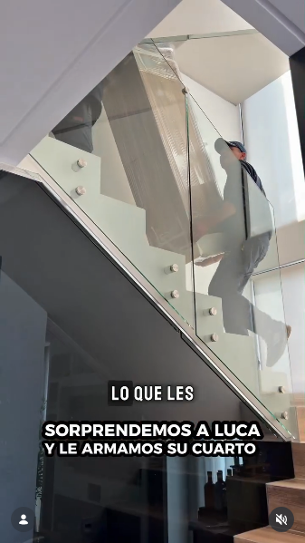 Personal subiendo los muebles para la habitación que Mica Viciconte preparaba para su hijo Luca Cubero | Fuente: Instagram/micaviciconte