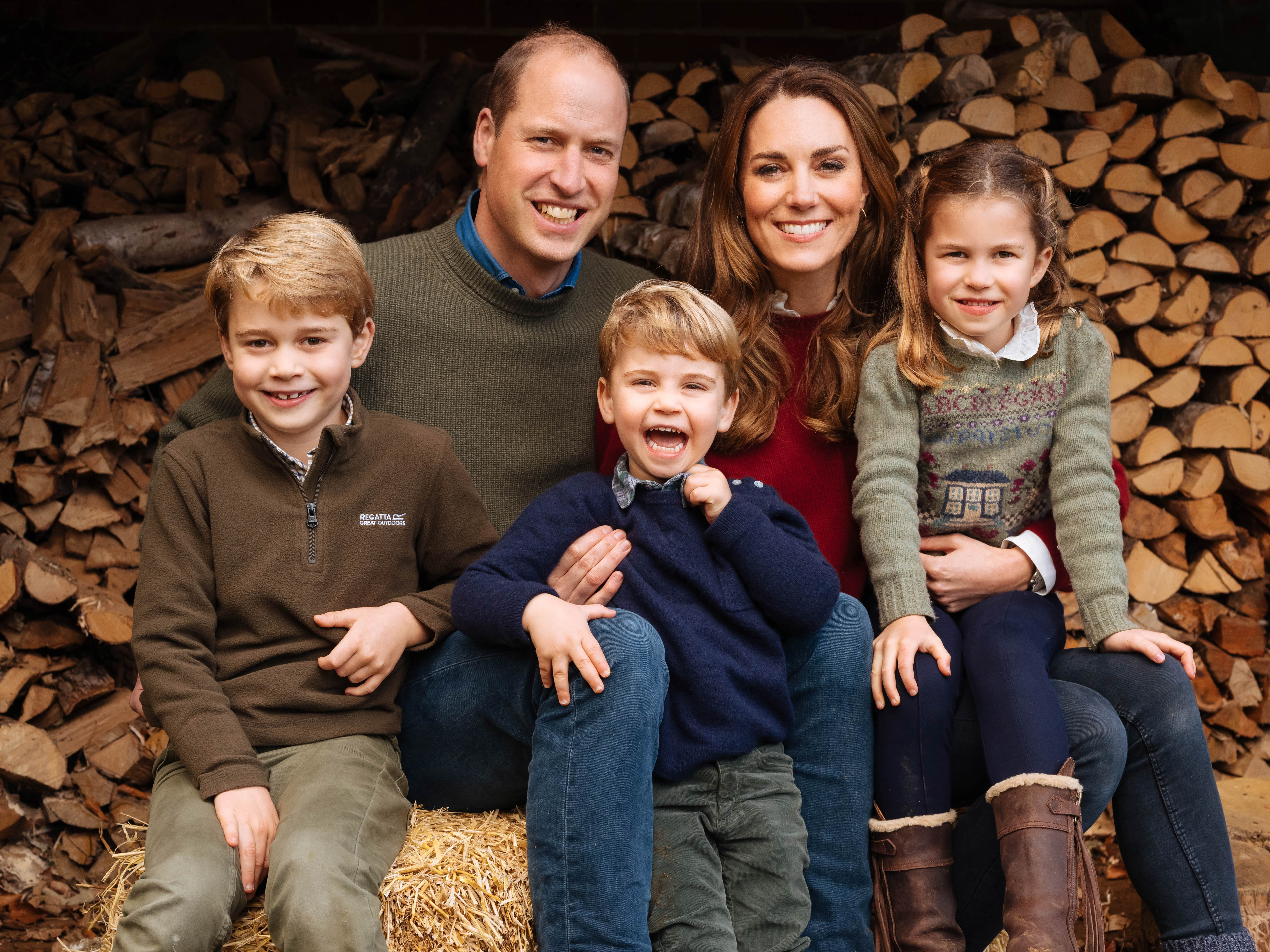 El príncipe William, príncipe de Gales y Catherine, princesa de Gales, con sus hijos, el príncipe George, la princesa Charlotte y el príncipe Louis en Anmer Hall en Norfolk. | Foto: Getty Images