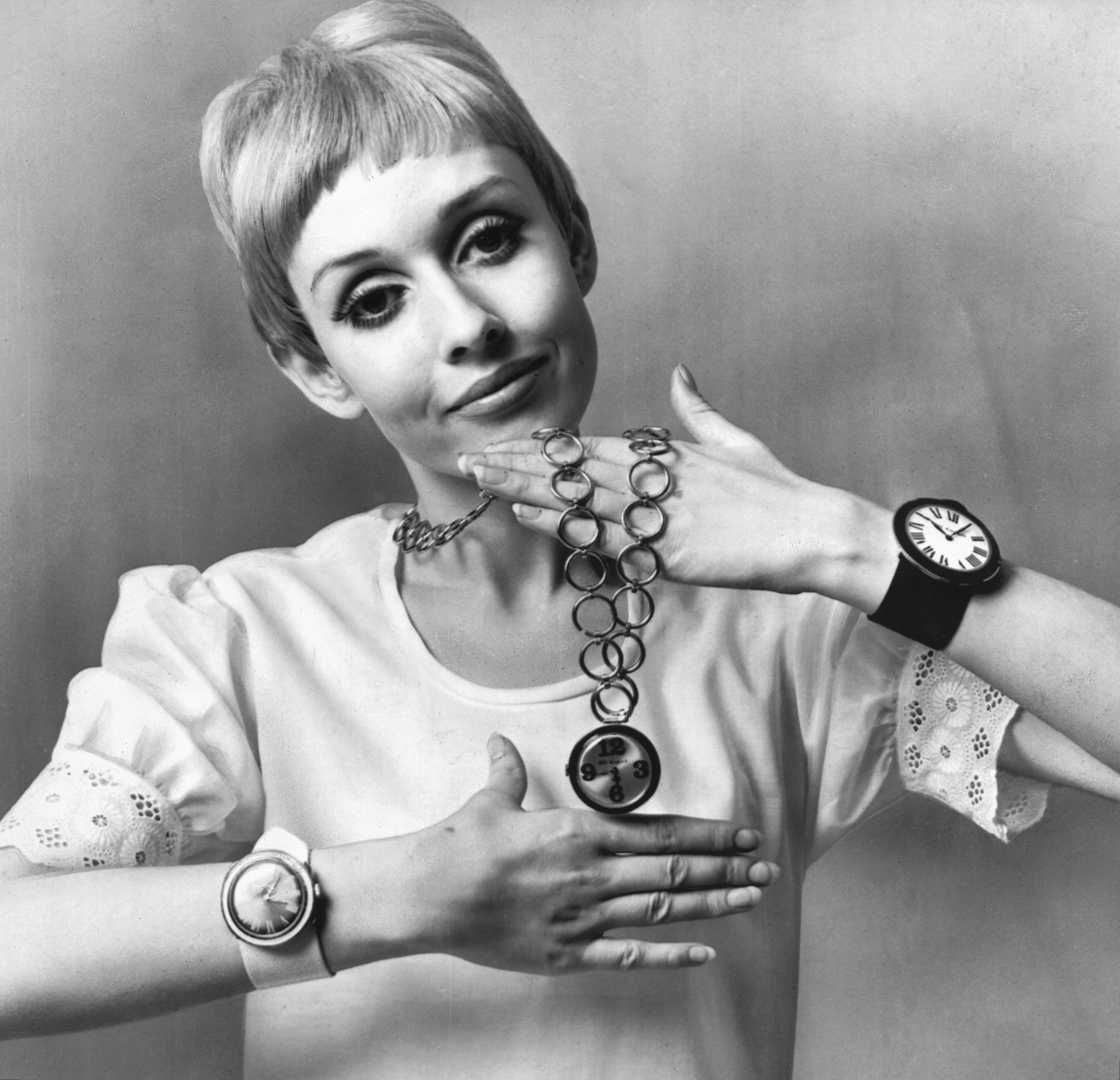 La icónica modelo con relojes en 1967 | Fuente: Getty Images