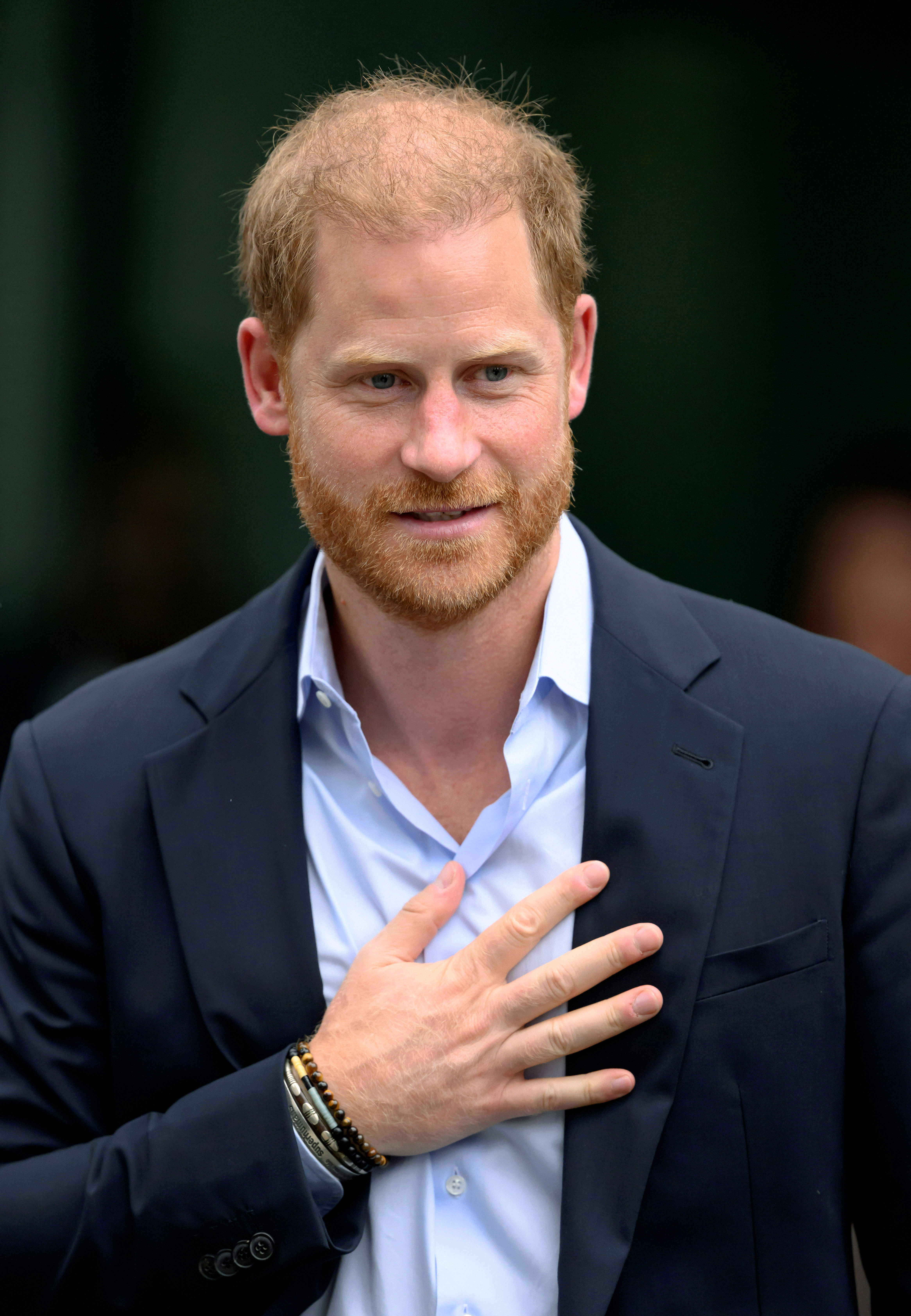 El príncipe Harry sale del Centro de Estudios sobre Lesiones por Explosión del Imperial College de Londres el 10 de septiembre de 2025. Harry siguió haciendo visitas a Gran Bretaña, pero traer consigo a Meghan, Archie y Lilibet seguía siendo una idea mucho más complicada. | Fuente: Getty Images