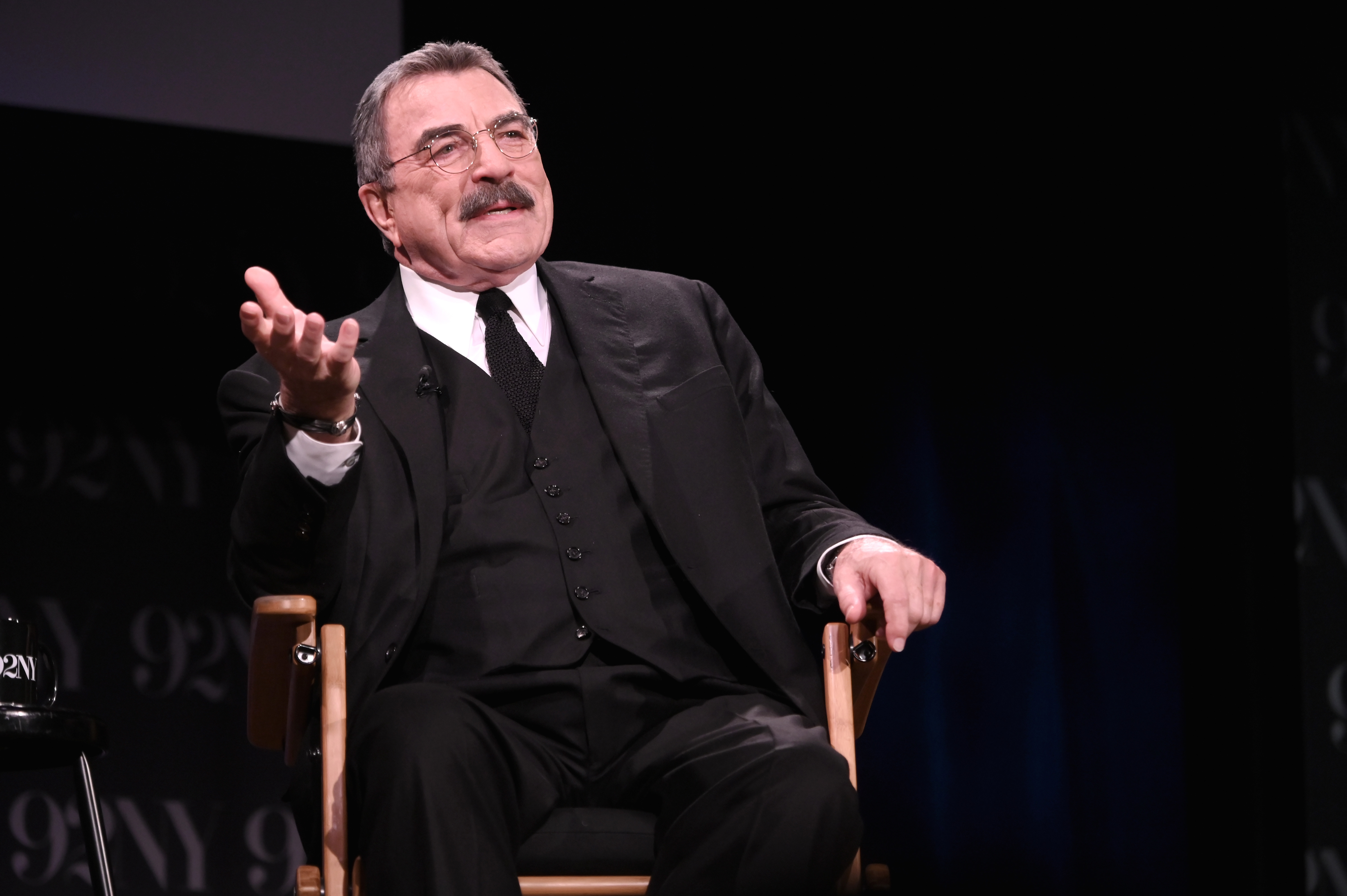 Tom Selleck hablando durante un debate sobre su libro "You Never Know: A Memoir" en Nueva York el 7 de mayo de 2024 | Fuente: Getty Images