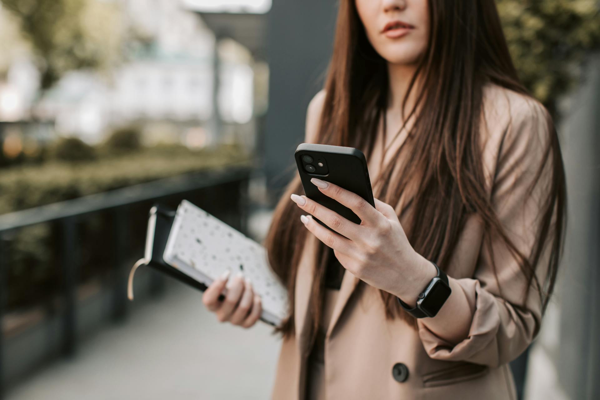 Una mujer sujetando un teléfono móvil | Fuente: Pexels