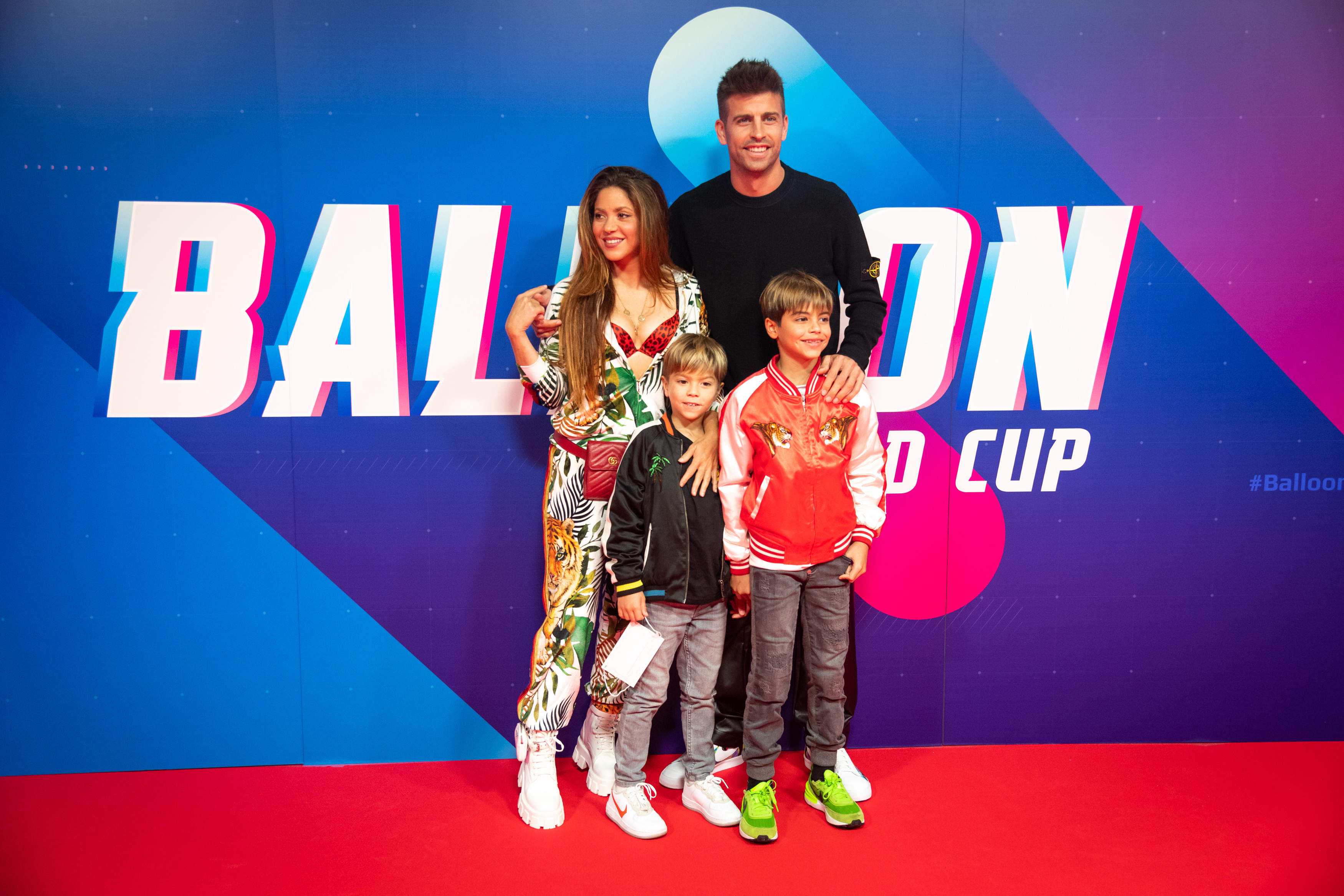 Shakira, Gerard Piqué, Sasha y Milan posando en la Copa del Mundo de Globos en Tarragona, España, el 14 de octubre de 2021 | Fuente: Getty Images