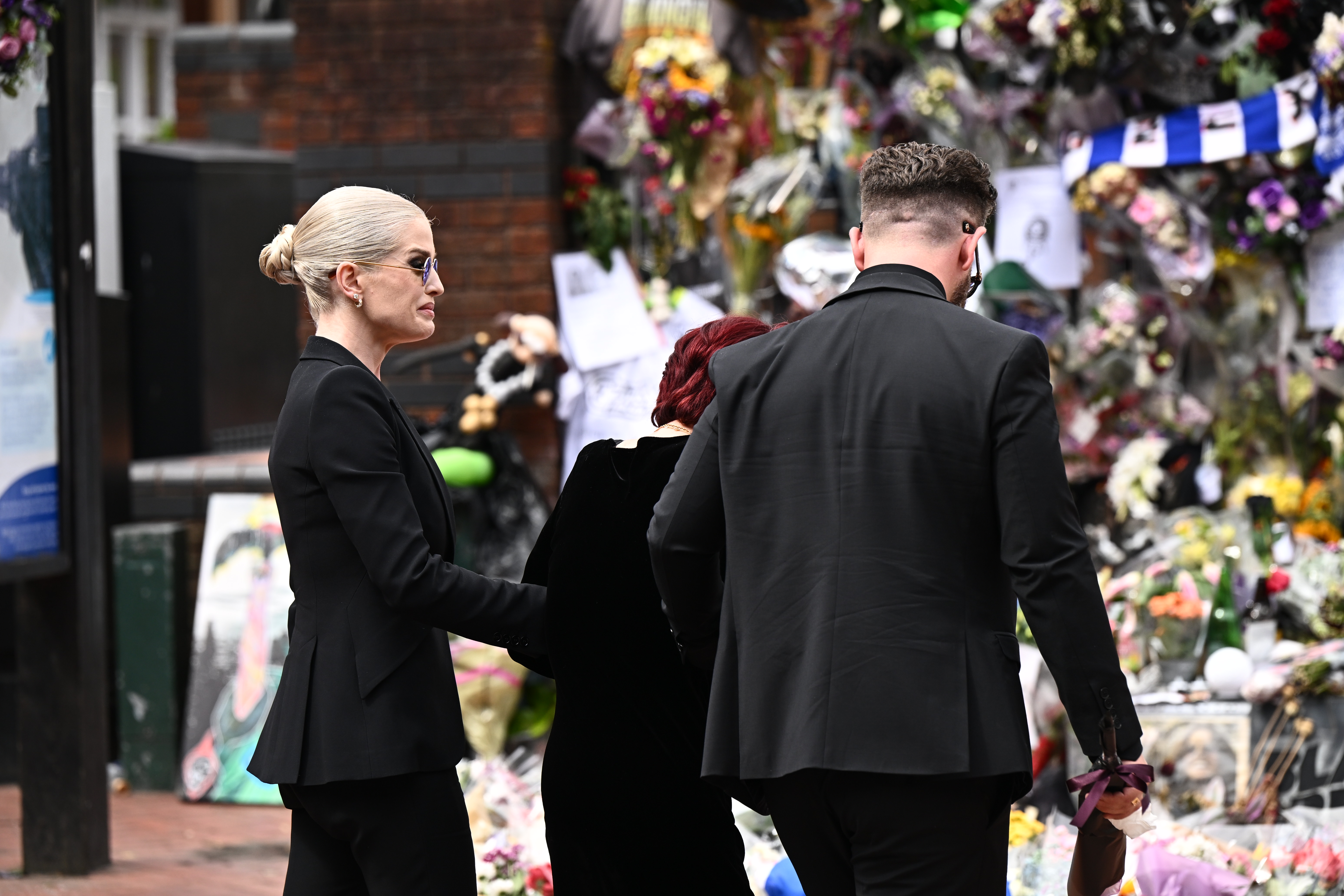 Kelly, Sharon y Jack Osbourne llegan para ver los homenajes de los fans al fallecido Ozzy Osbourne en Birmingham, Inglaterra, el 30 de julio de 2025 | Fuente: Getty Images