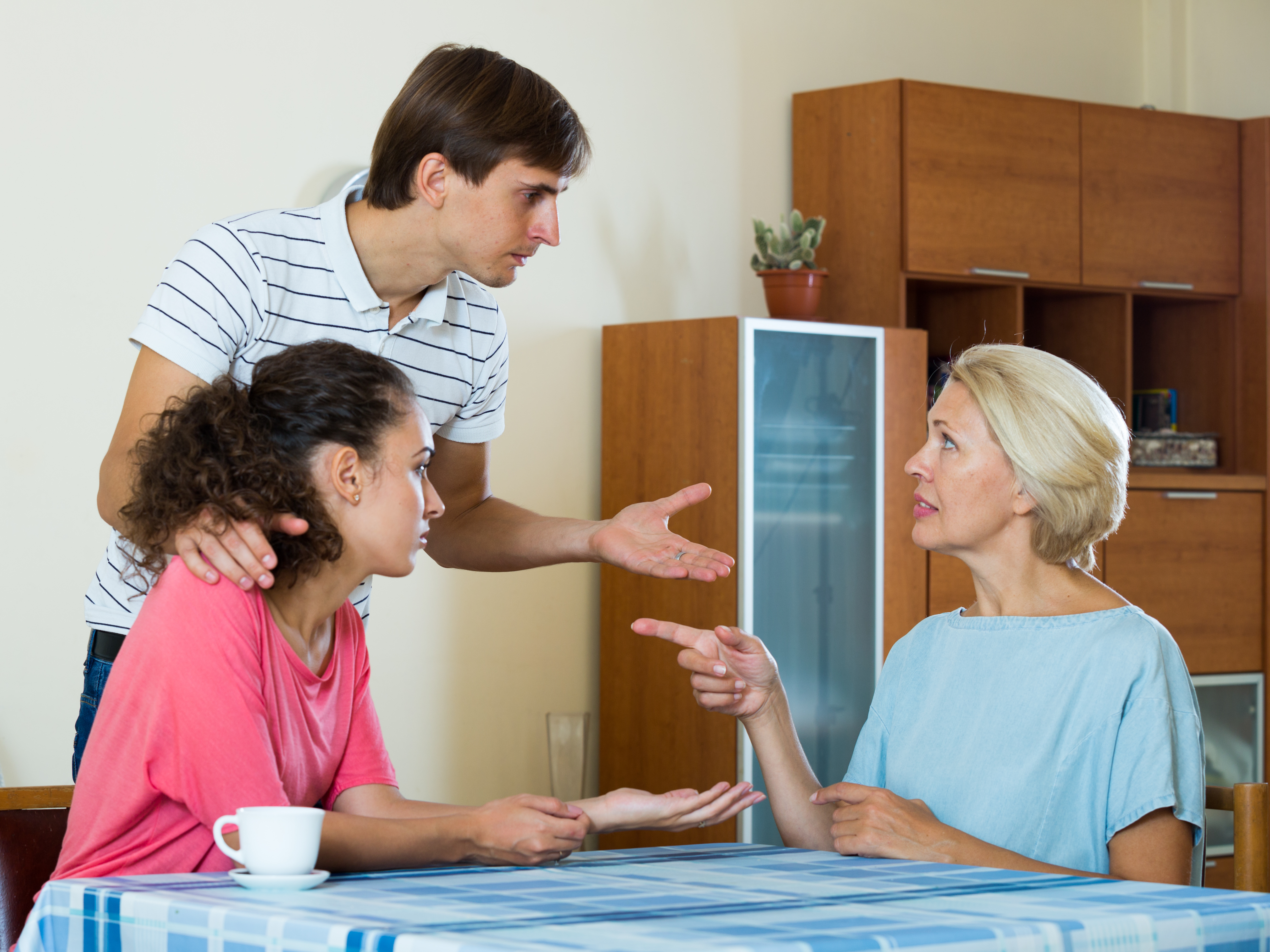 Una pareja joven hablando con una mujer mayor | Fuente: Shutterstock