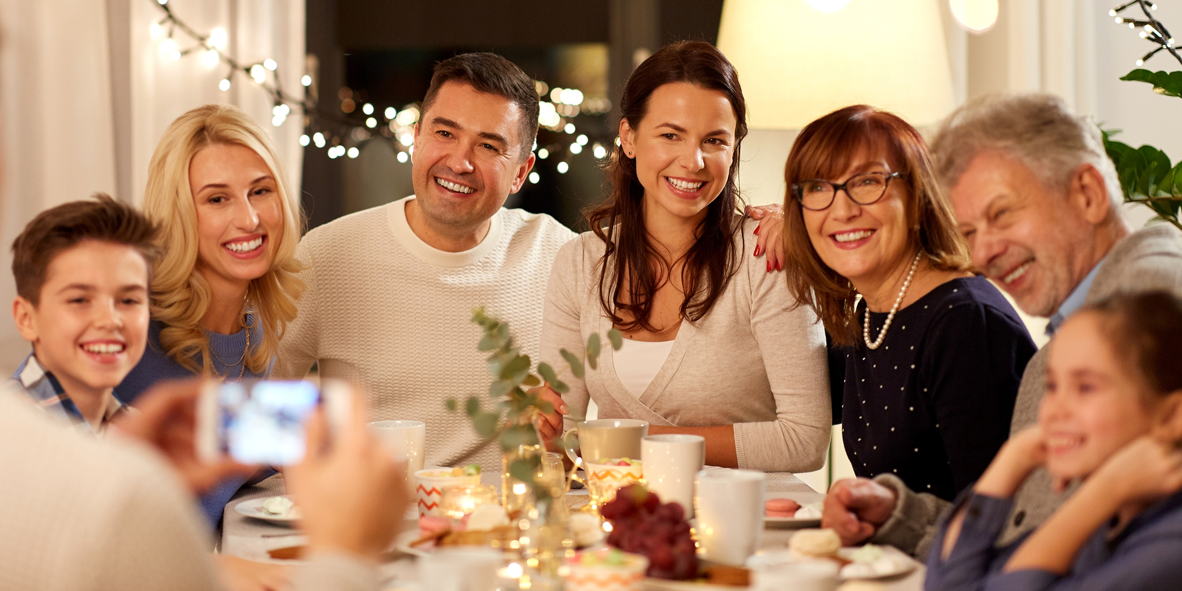 Gente disfrutando de una cena familiar | Fuente: Shutterstock