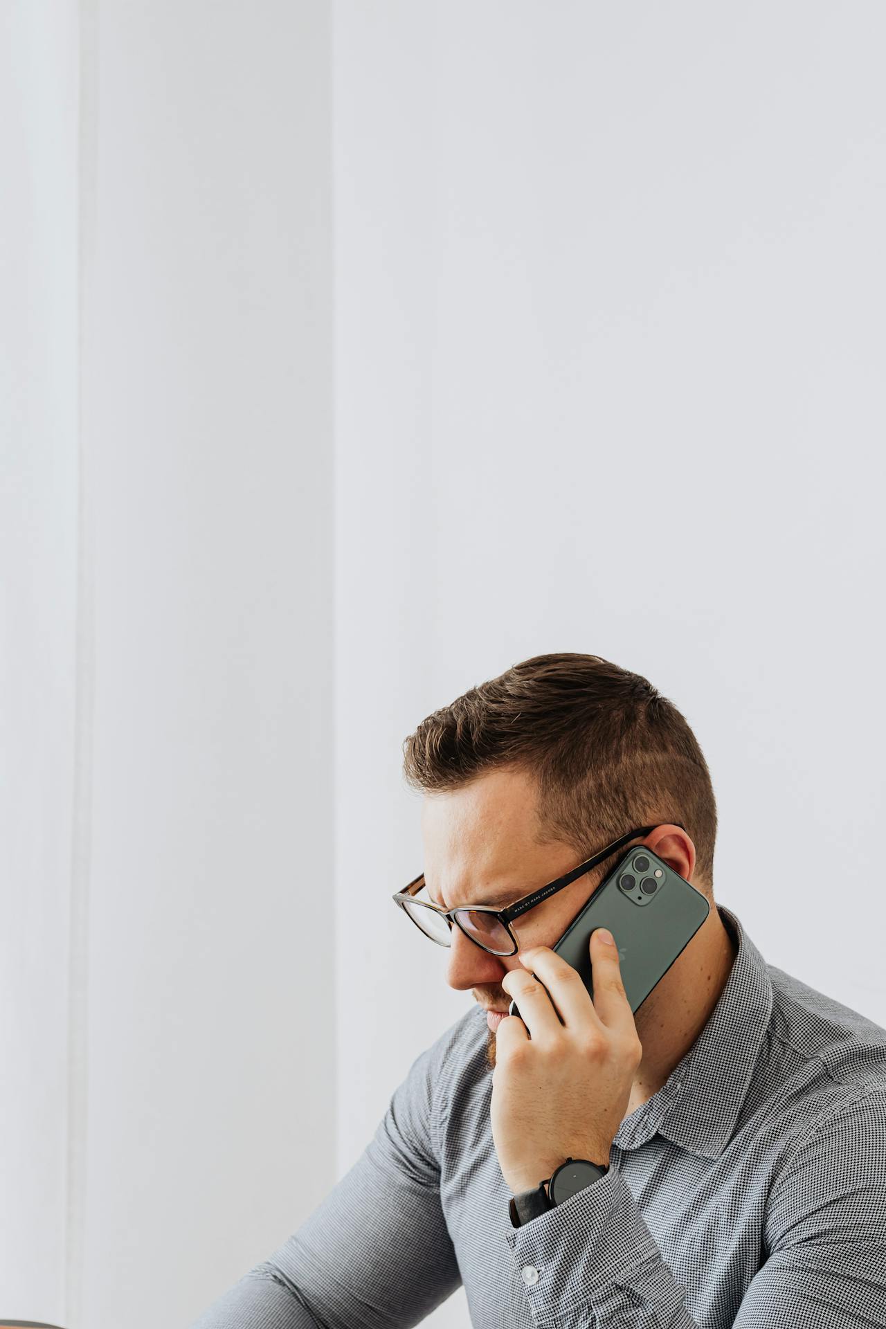 Un hombre preocupado hablando por teléfono | Fuente: Pexels