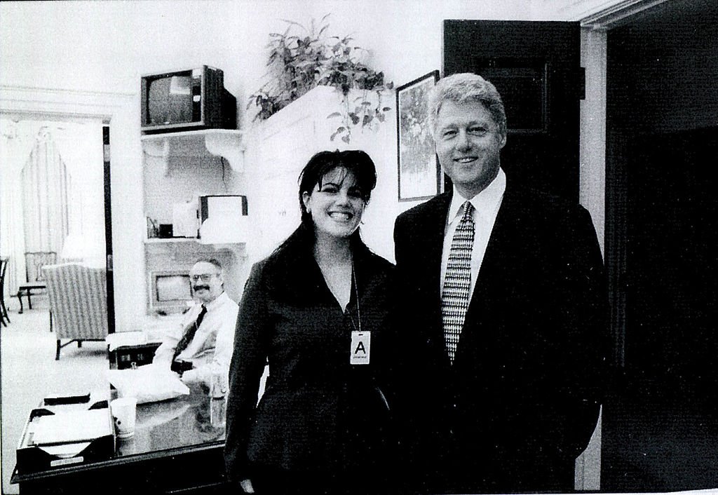 Monica Lewinsky y el entonces presidente Bill Clinton en la Casa Blanca el 21 de septiembre de 1998. | Foto: Getty Images