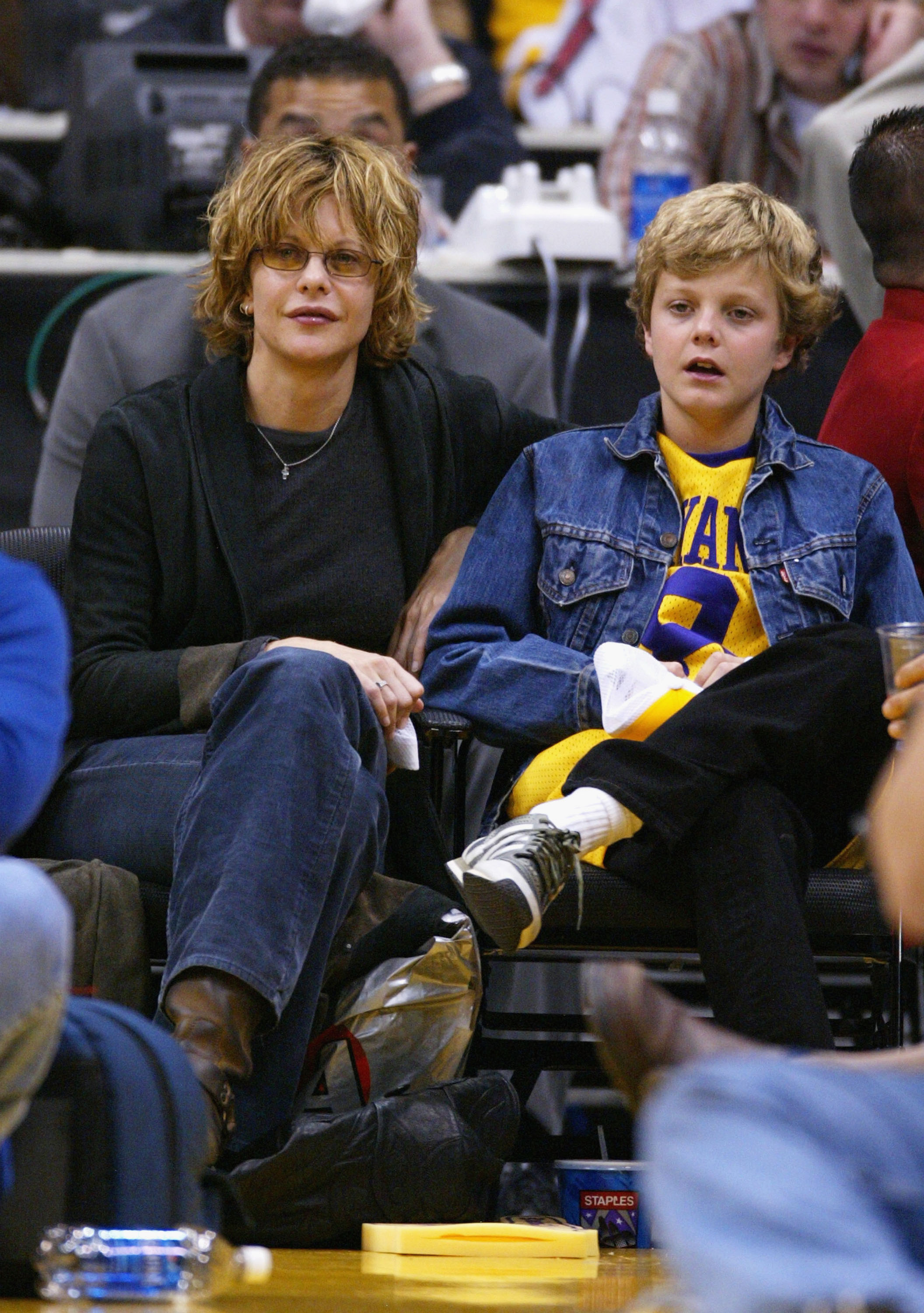 Meg Ryan y su hijo Jack Quaid asisten al partido el 6 de abril de 2004 | Fuente: Getty Images