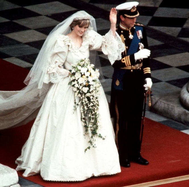 La princesa Diana y el príncipe Charles saludando al público el día de su boda, el 29 de julio de 1981. | Foto: Getty Images