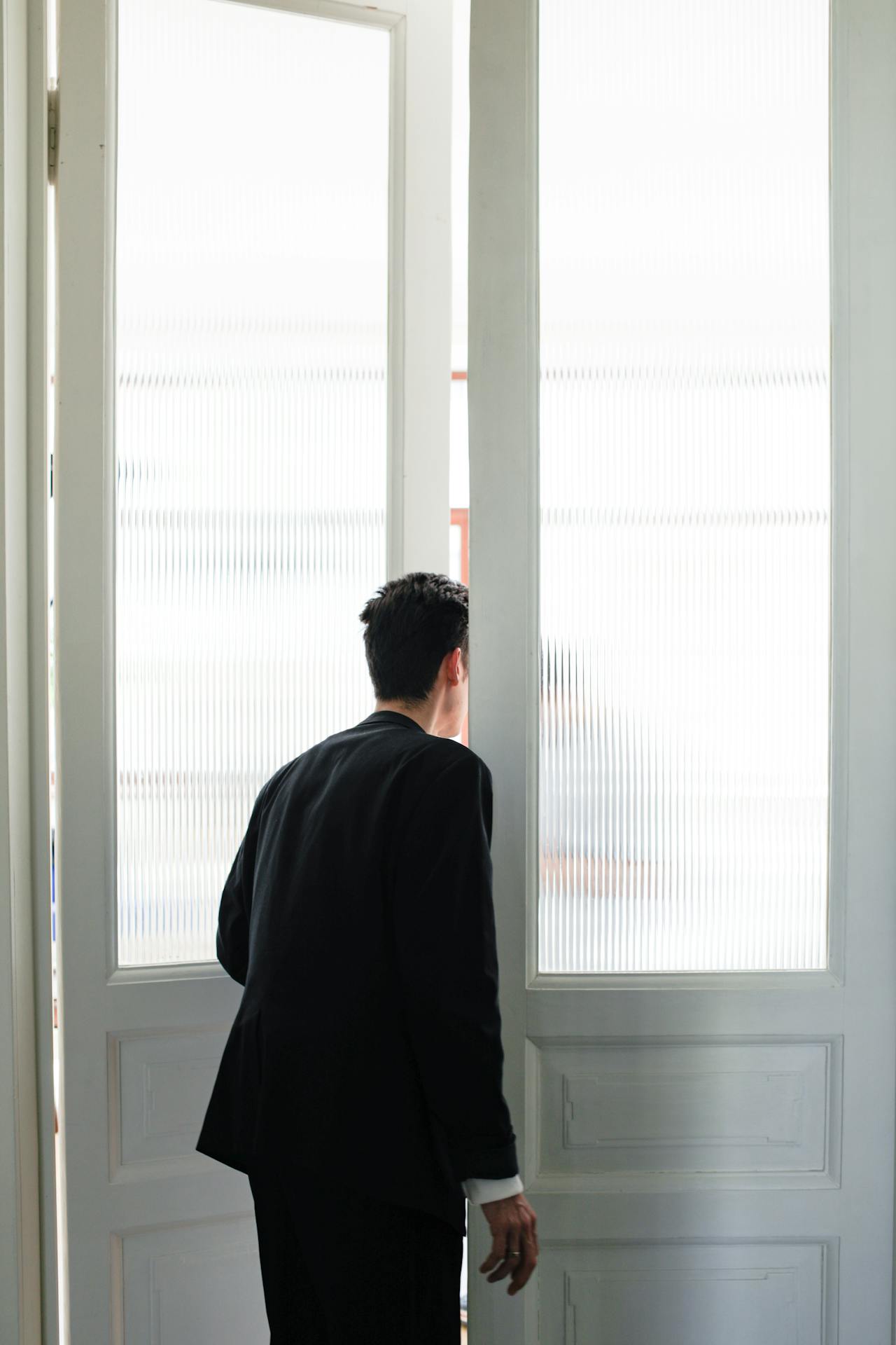 Un hombre de pie en la puerta | Fuente: Pexels