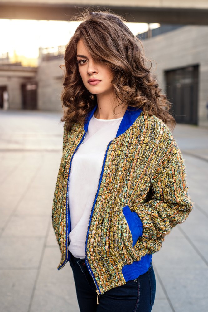 Mujer vistiendo una chaqueta de tejido tweed. | Foto: Shutterstock