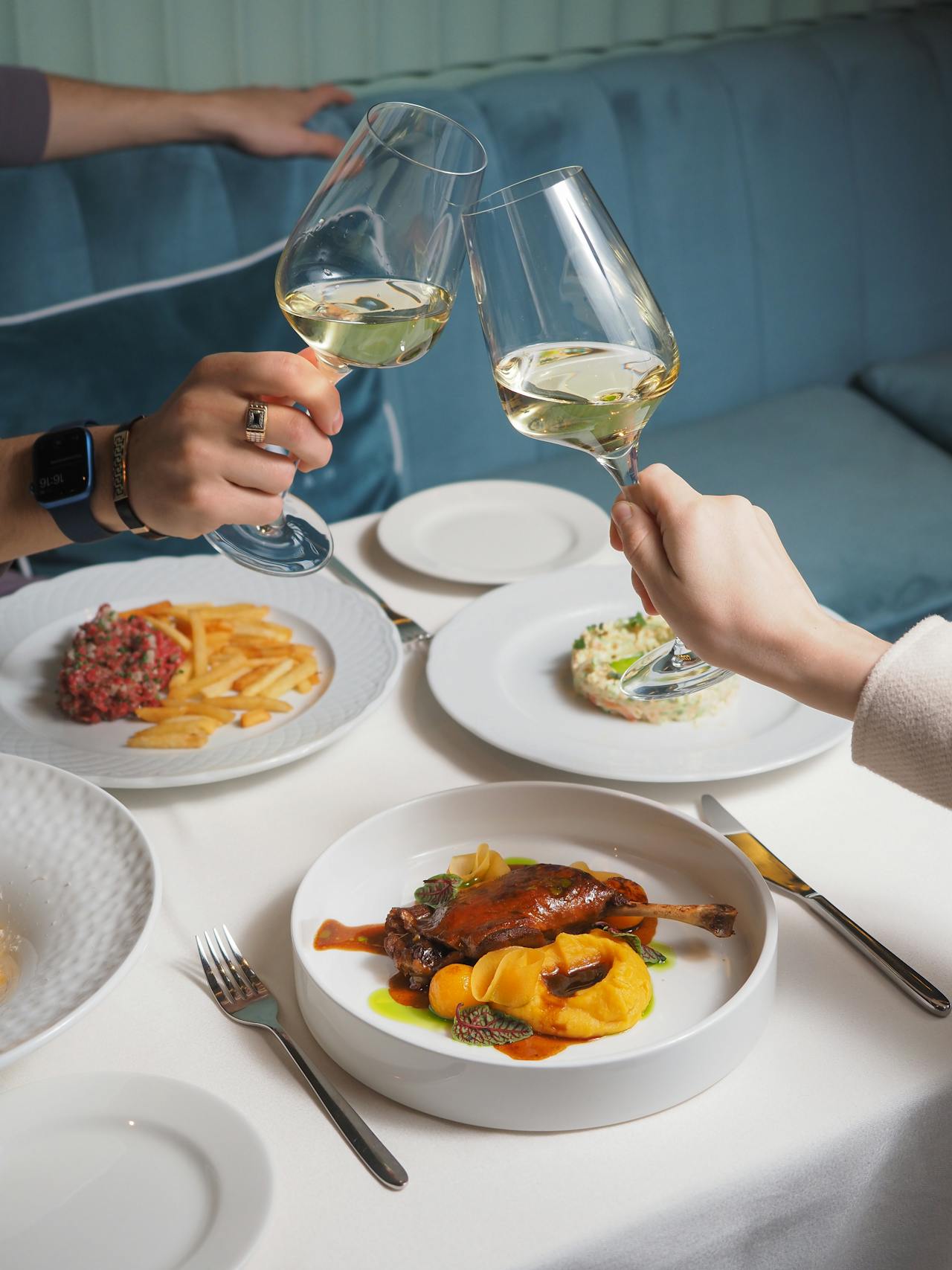 Dos personas chocando sus copas de champán | Fuente: Pexels