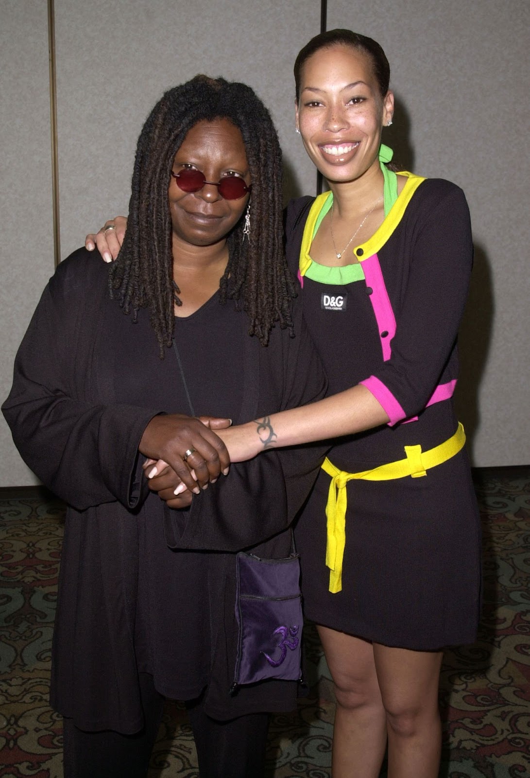 Whoopi Goldberg y Alex Martin durante los 25º Premios Anuales Crystal en 2001 en Century City, California | Fuente: Getty Images