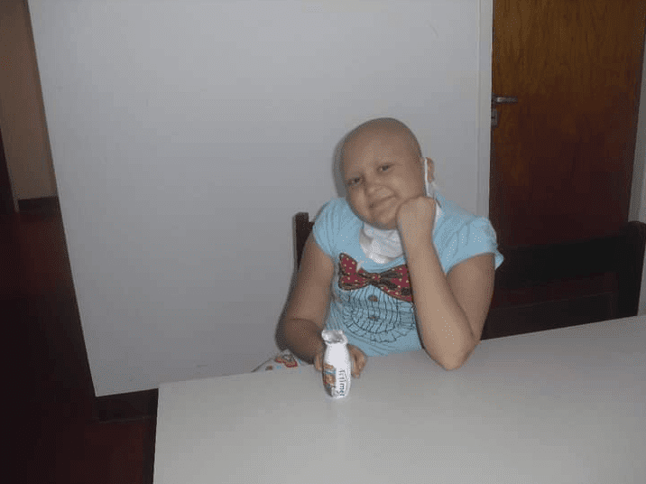 Camila en su foto "10 años antes", sin cabello y en plena quimioterapia. Fuente: Twitter/Camii_Rivadavia
