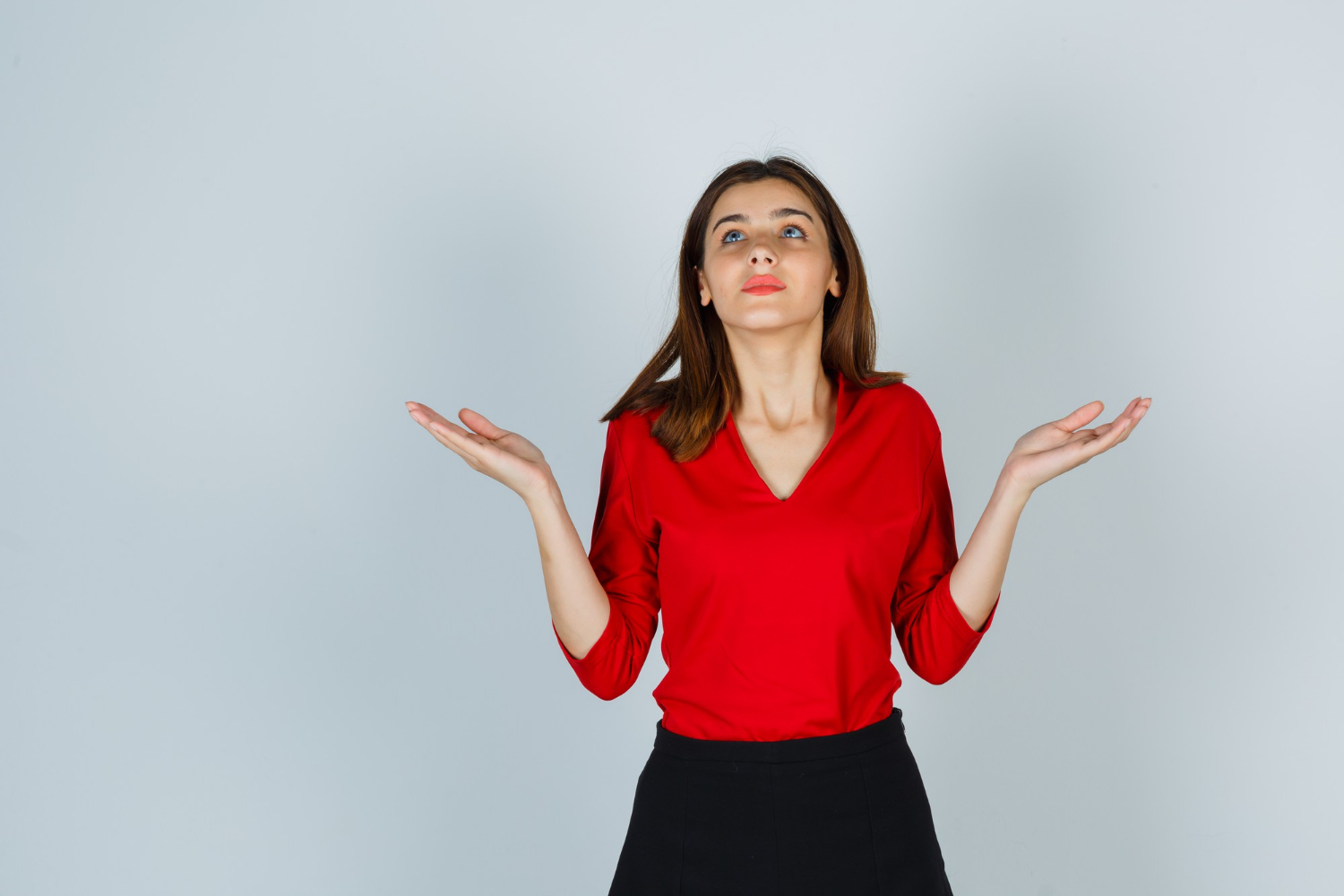Una mujer encogiéndose de hombros con indiferencia | Fuente: Freepik