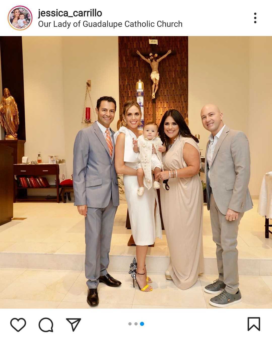 Jessica Carrillo junto a su esposo, su hijo y padrinos, en el bautizo de Matías. | Foto: Instagram/jessica_carrillo.