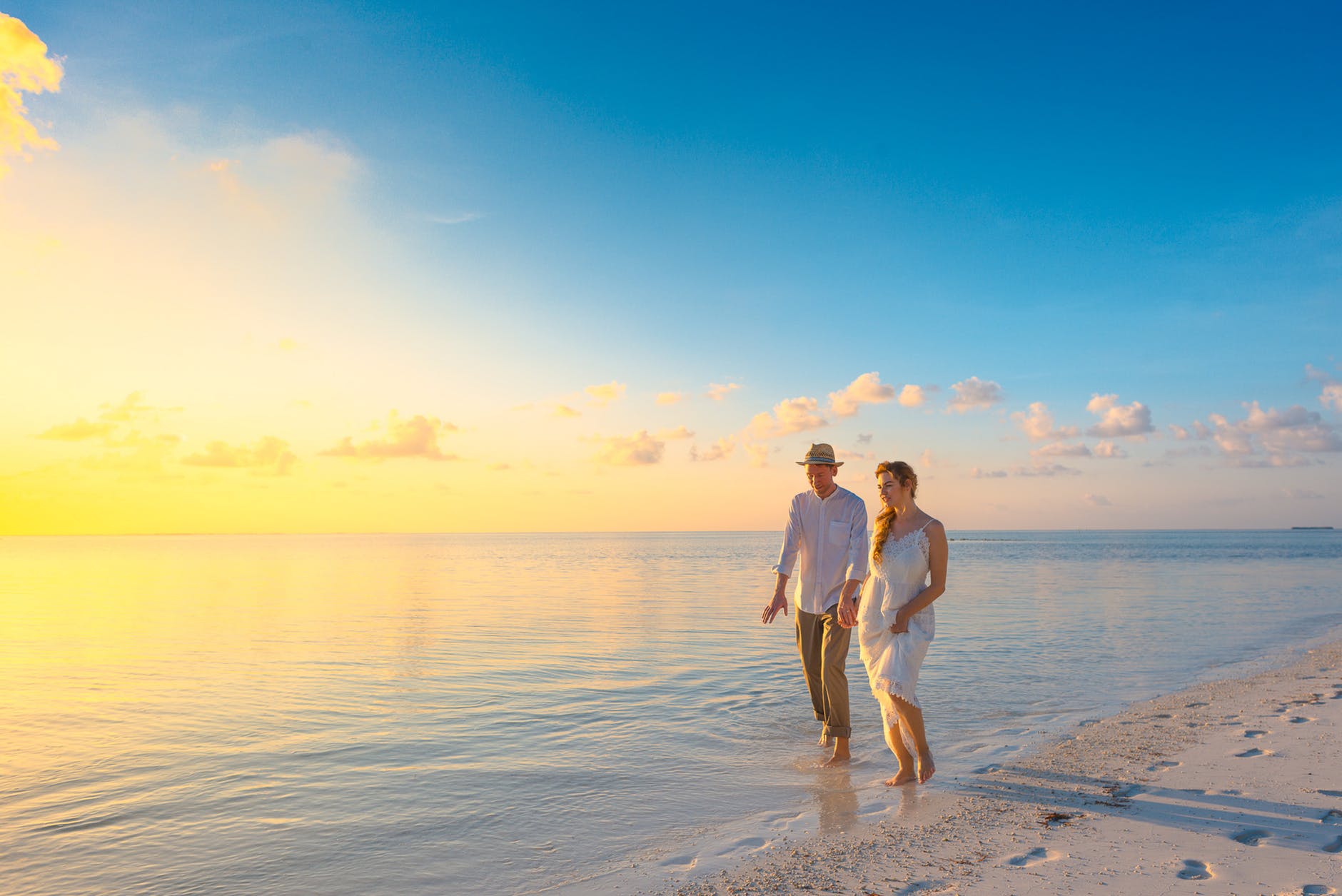 Pareja caminando por la playa. | Foto: Pexels