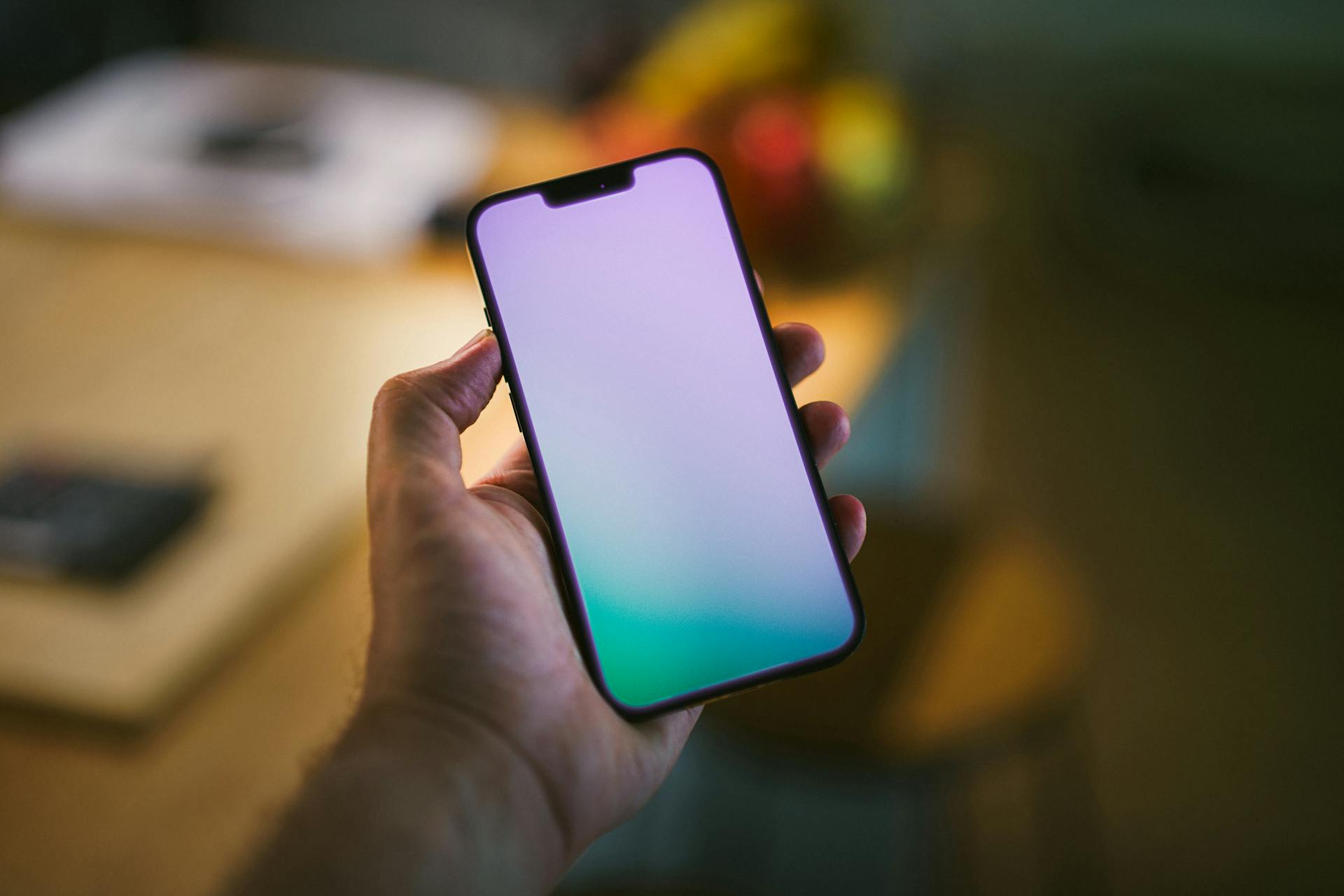 Foto recortada de un hombre sujetando su teléfono | Fuente: Pexels