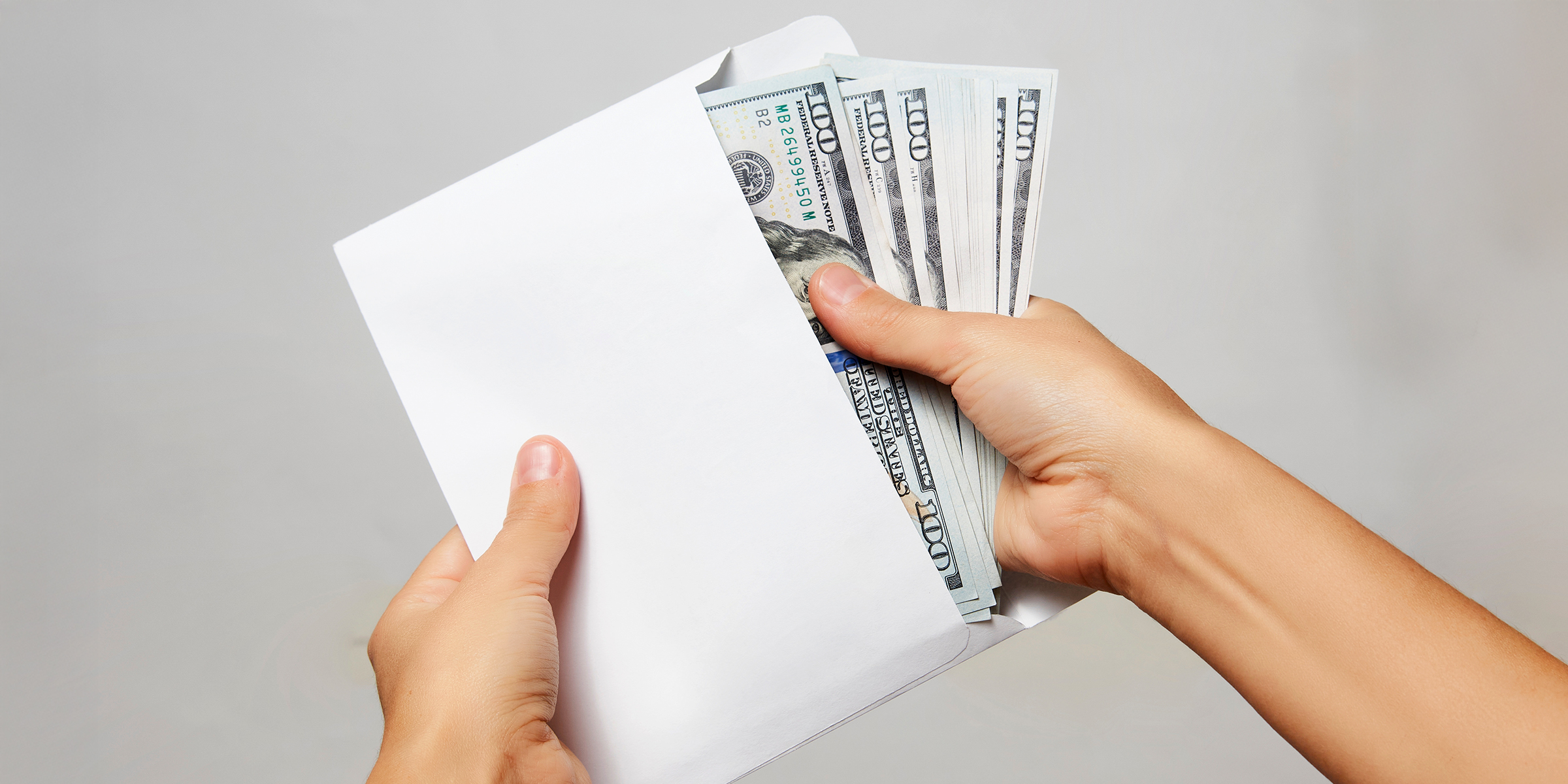 Dinero en un sobre | Fuente: Shutterstock