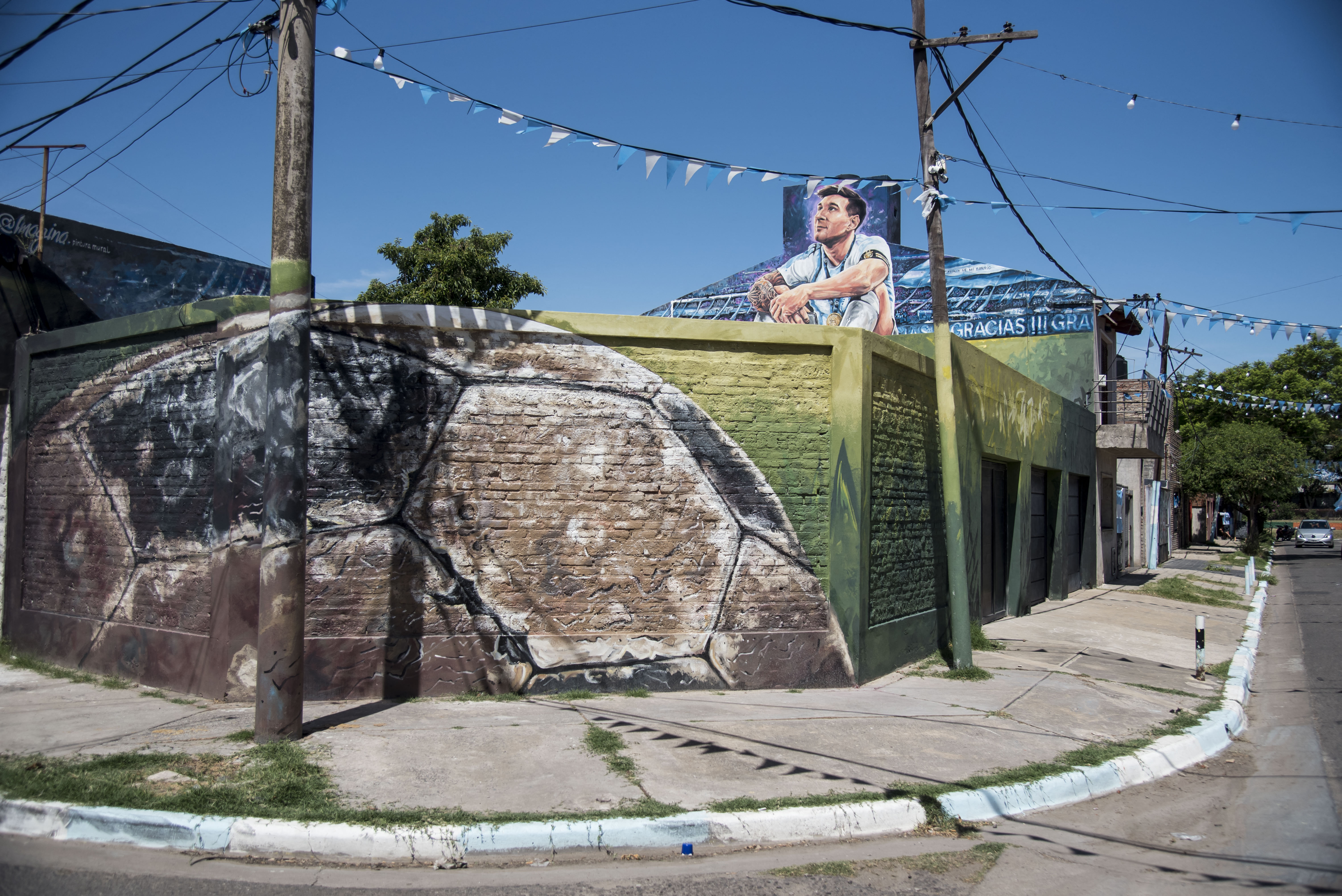Un mural del astro del fútbol Lionel Messi se ve en el barrio de La Bajada, donde vivió de niño, en Rosario, Argentina, el 18 de diciembre de 2022. | Fuente: Getty Images