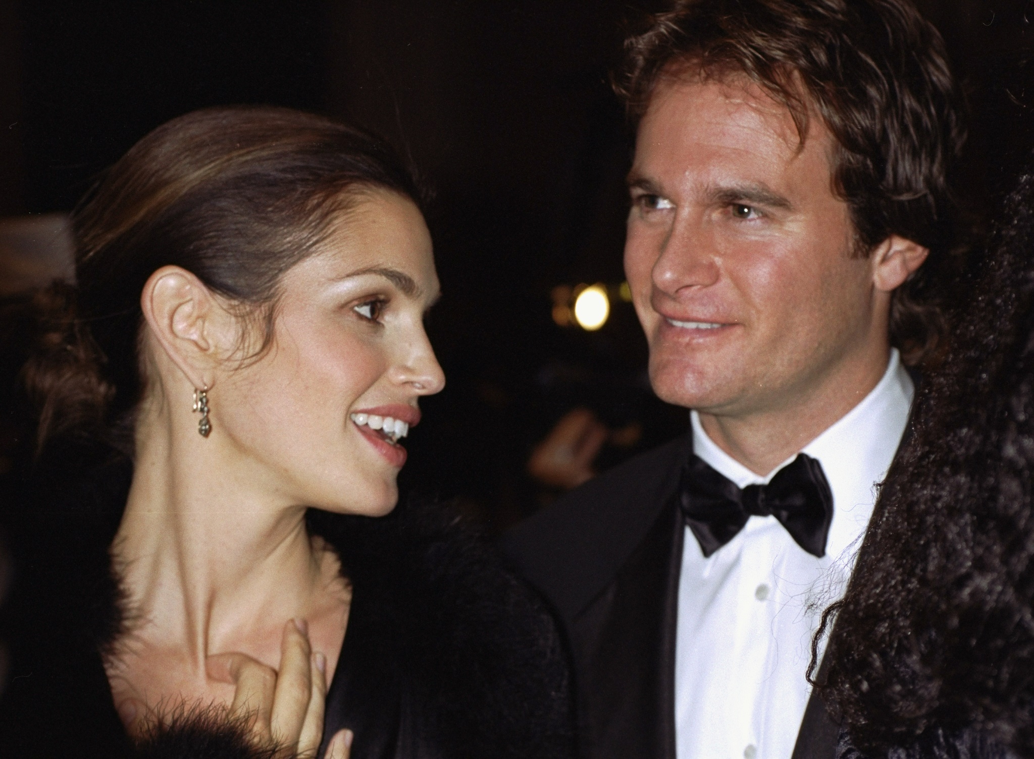 Cindy Crawford y Rande Gerber acuden a la gala de la Fundación Silver Lining en Nueva York, allá por el año 2000. Por aquella época, la pareja estaba construyendo la casa de Malibú que Cindy describió como su primer hogar creado juntos. | Fuente: Getty Images