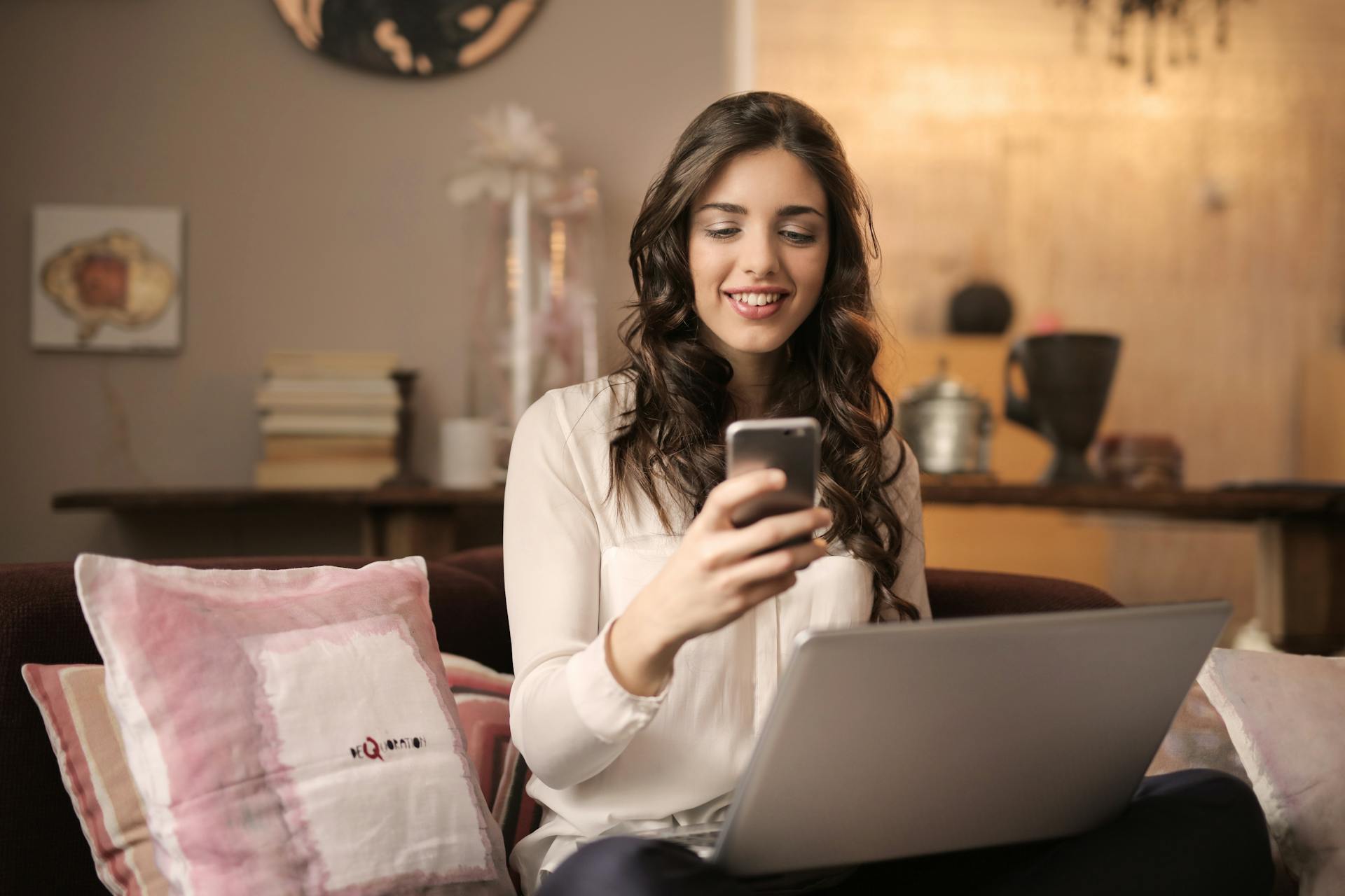 Una mujer usando su teléfono | Fuente: Pexels