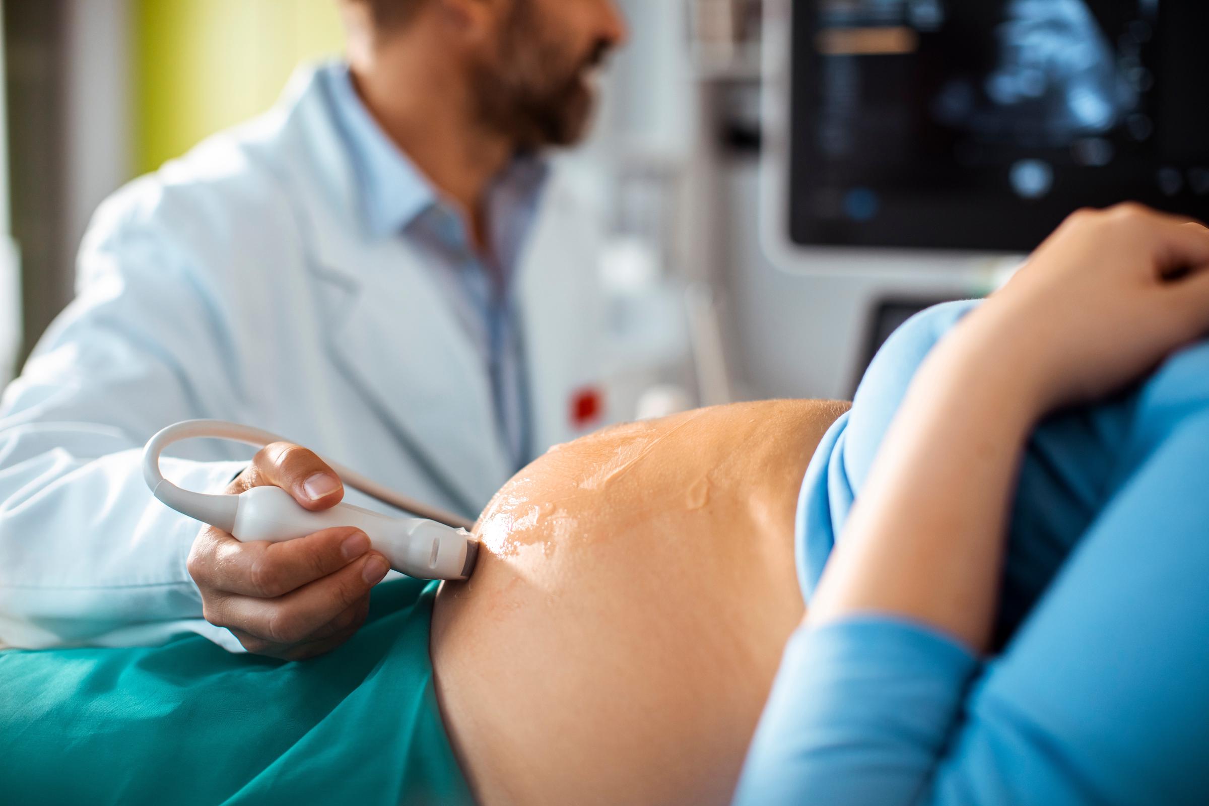 Una mujer mientras le hacen una ecografía | Fuente: Shutterstock