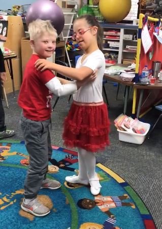 Pareja de niños bailando. Fuente: Facebook / Westwood Elementary School