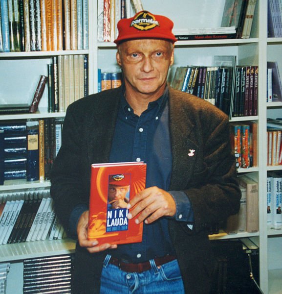 Niki Lauda presentado en la Feria de Frankfurt de 1996 su libro "La tercera vida". | Imagen: Wikipedia