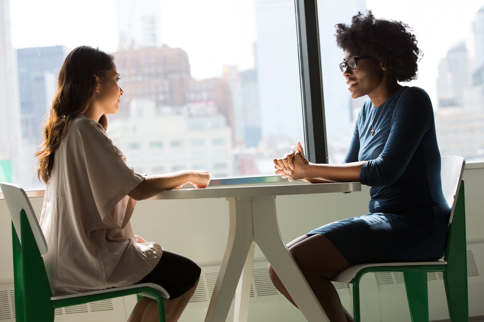 Dos mujeres hablando en una oficina | Fuente: Pexels