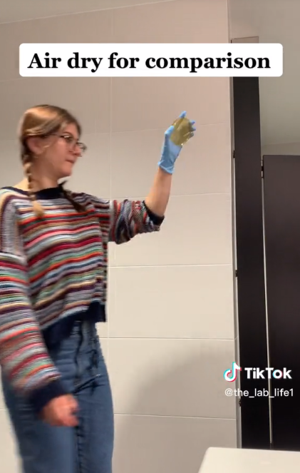 @the_lab_life1 utilizando una placa de Petri para comprobar si hay bacterias procedentes del secado al aire | Foto: TikTok/@the_lab_life1