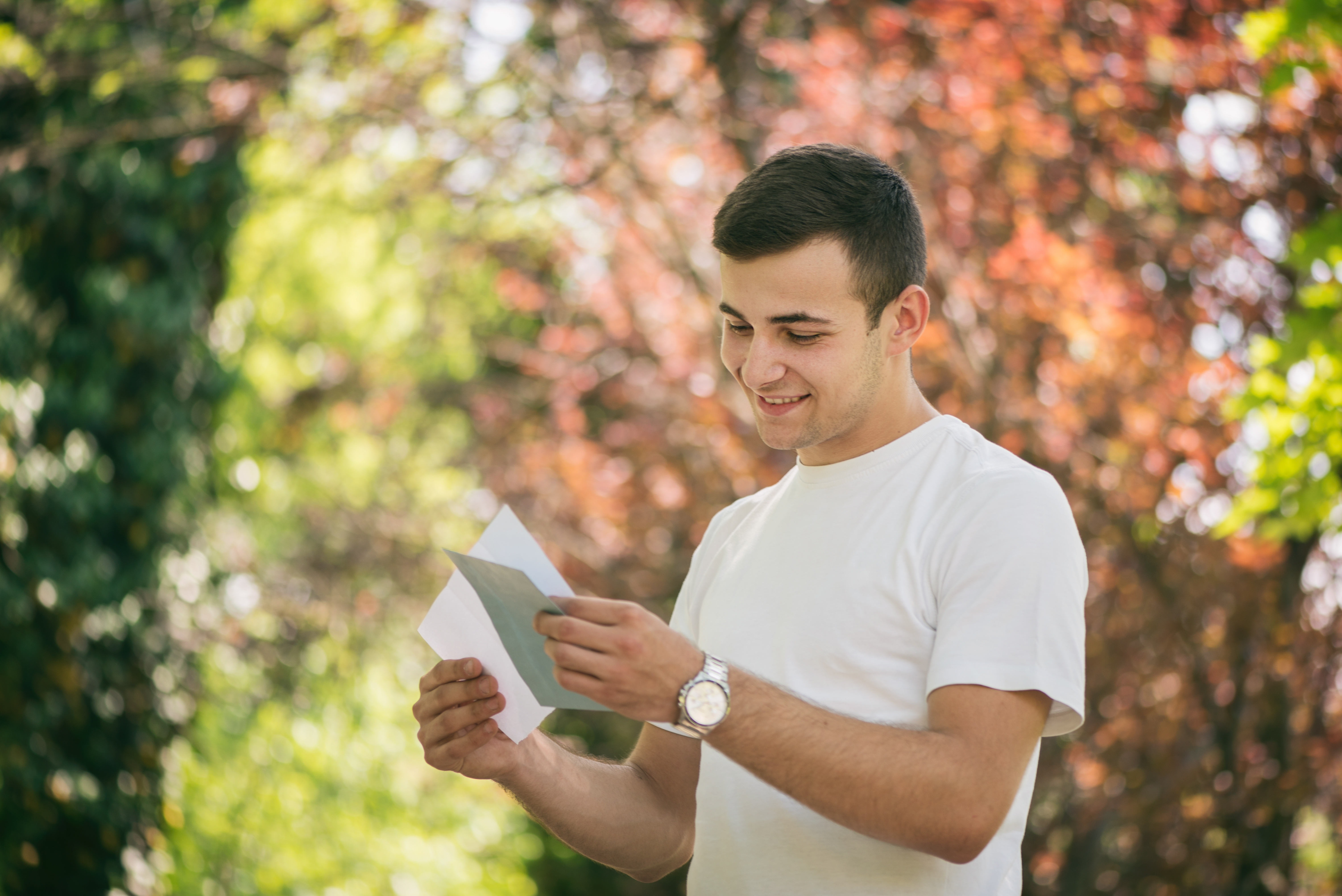 Joven leyendo una carta | Foto: Getty Images