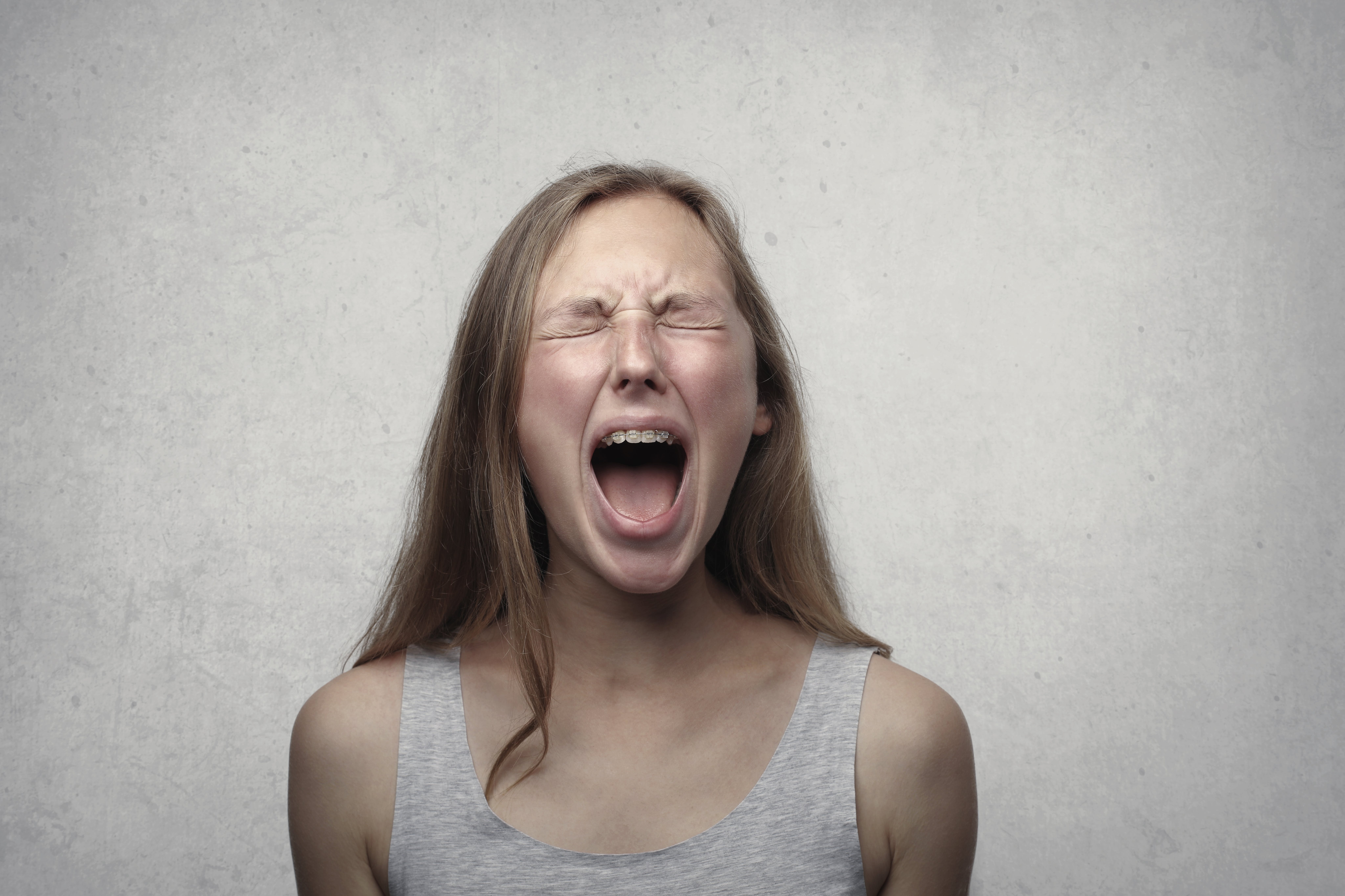 Una mujer gritando | Foto: Pexels