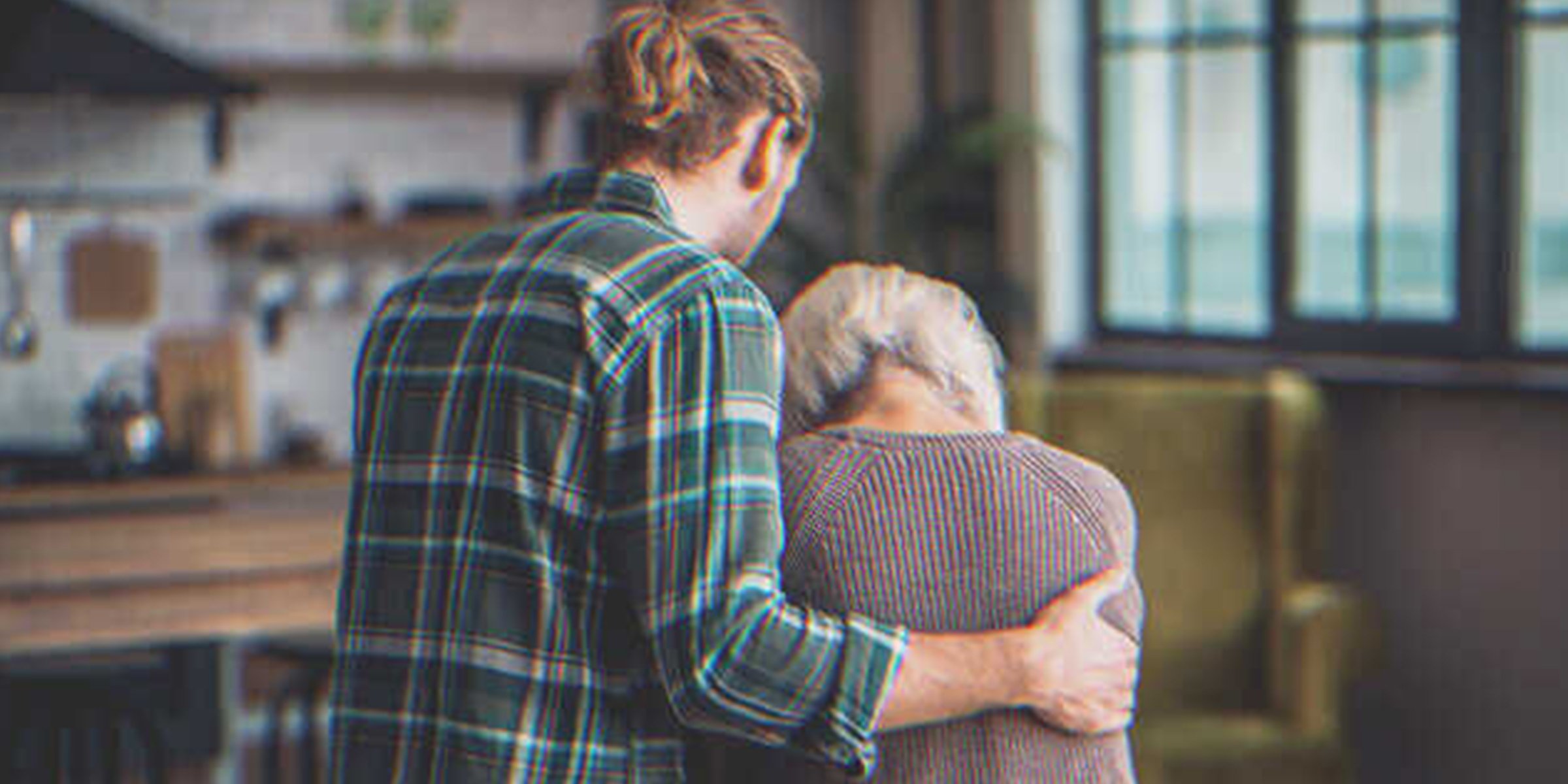 Joven abraza a mujer de avanzada edad | Foto: Shutterstock