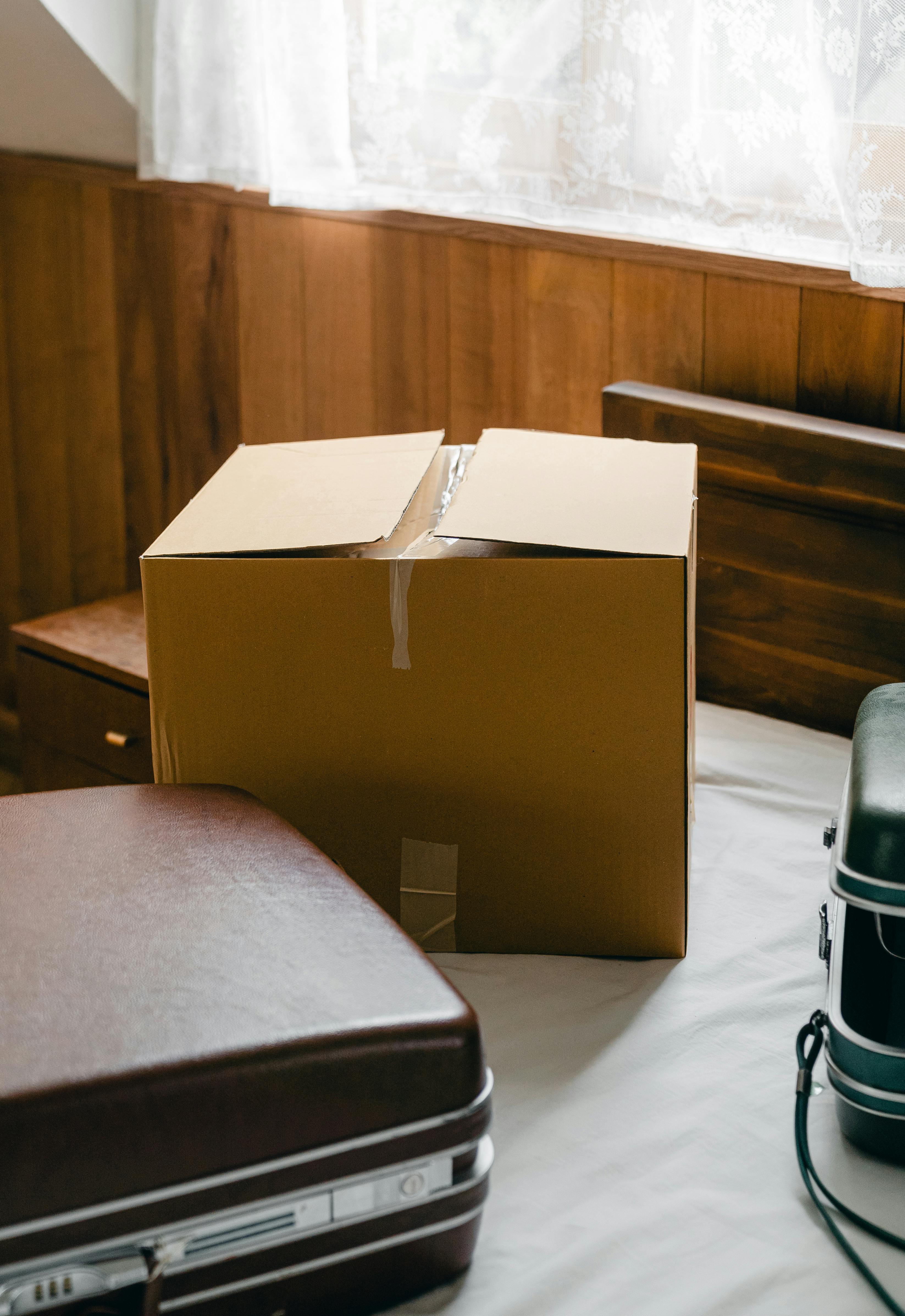 Una caja y una maleta viejas | Fuente: Pexels
