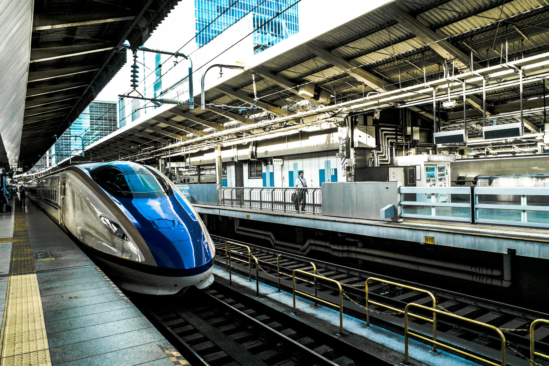 Un tren en una estación | Fuente: Pexels