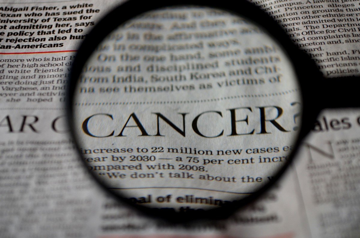La palabra cáncer en el periódico. |Imagen: PXHERE