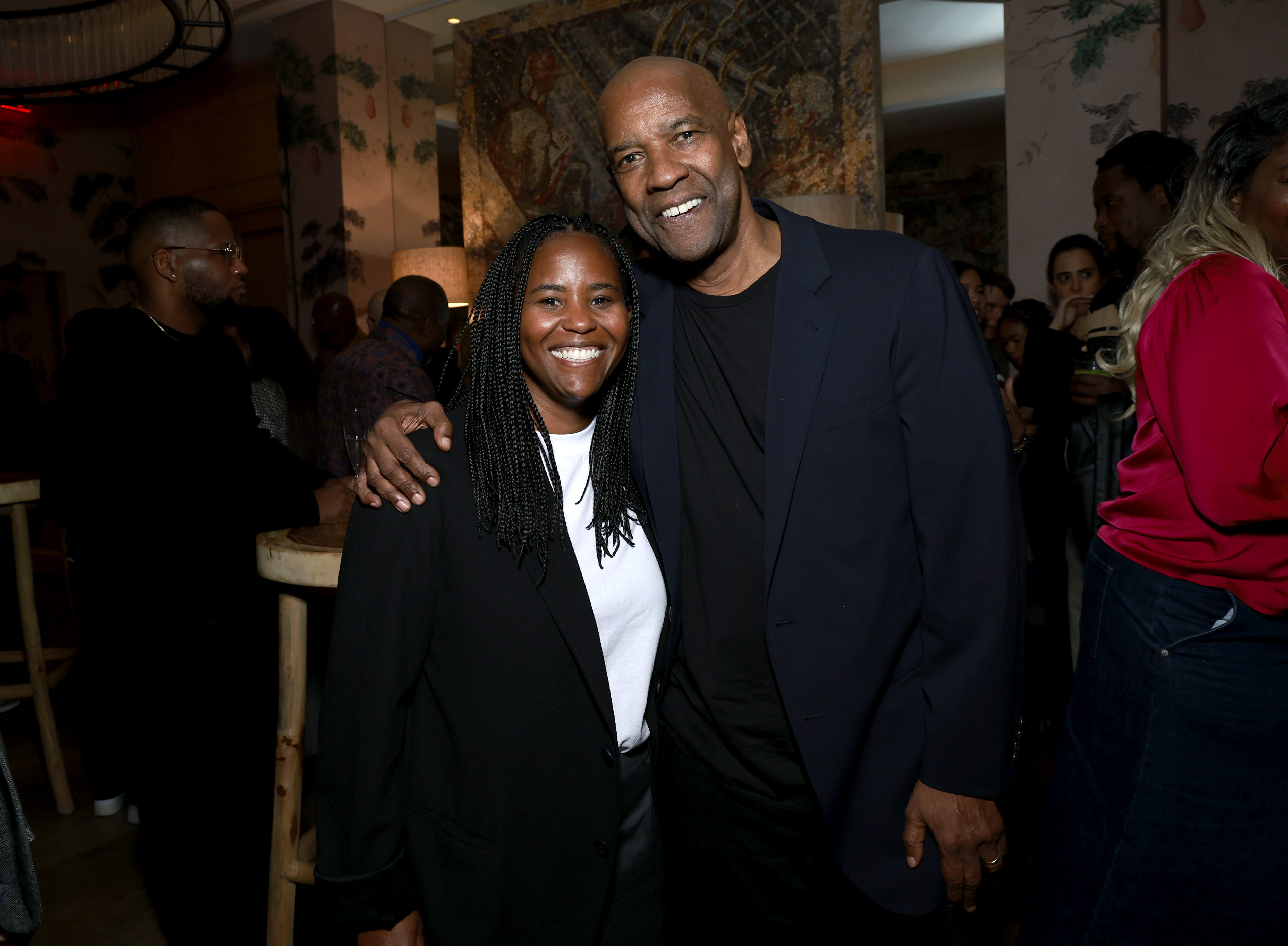 Katia y Denzel Washington asisten a la proyección en Nueva York de "La lección de piano" el 21 de octubre de 2024, en Nueva York. | Fuente: Getty Images